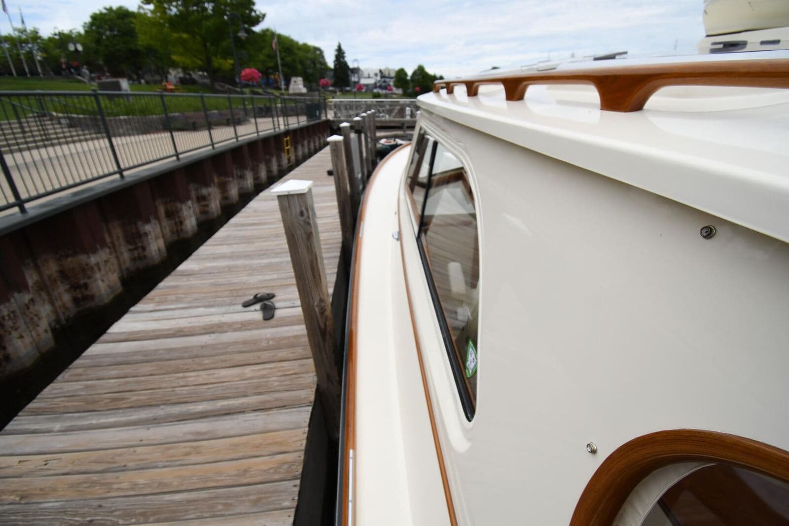 2005 Hinckley Picnic Boat 36 EP LADY K — photo 6