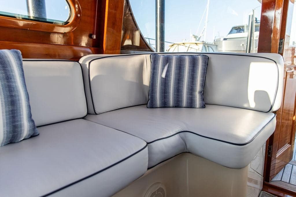2005 Hinckley Talaria 44 MON AMOUR — photo 8