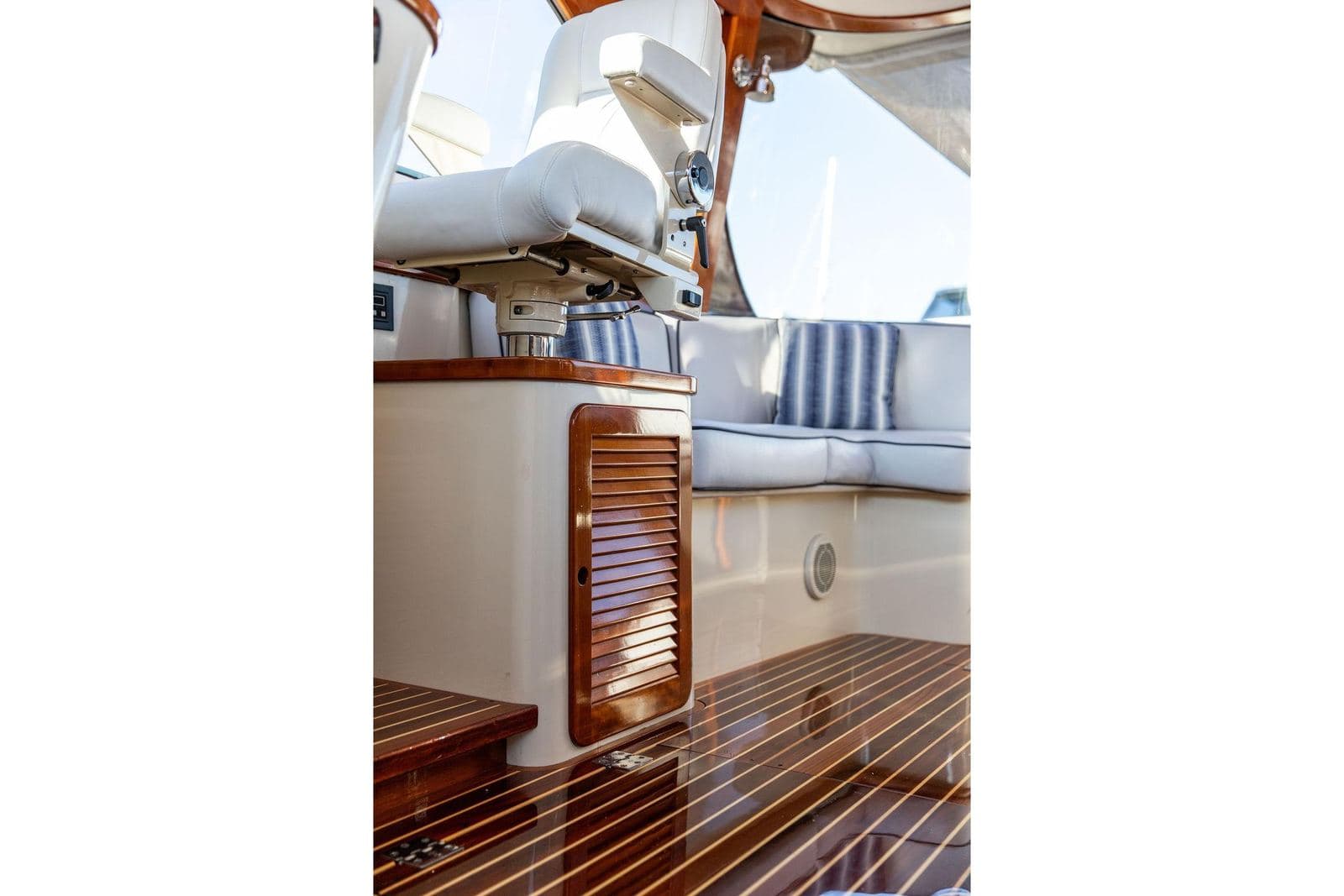 2005 Hinckley Talaria 44 MON AMOUR — photo 16