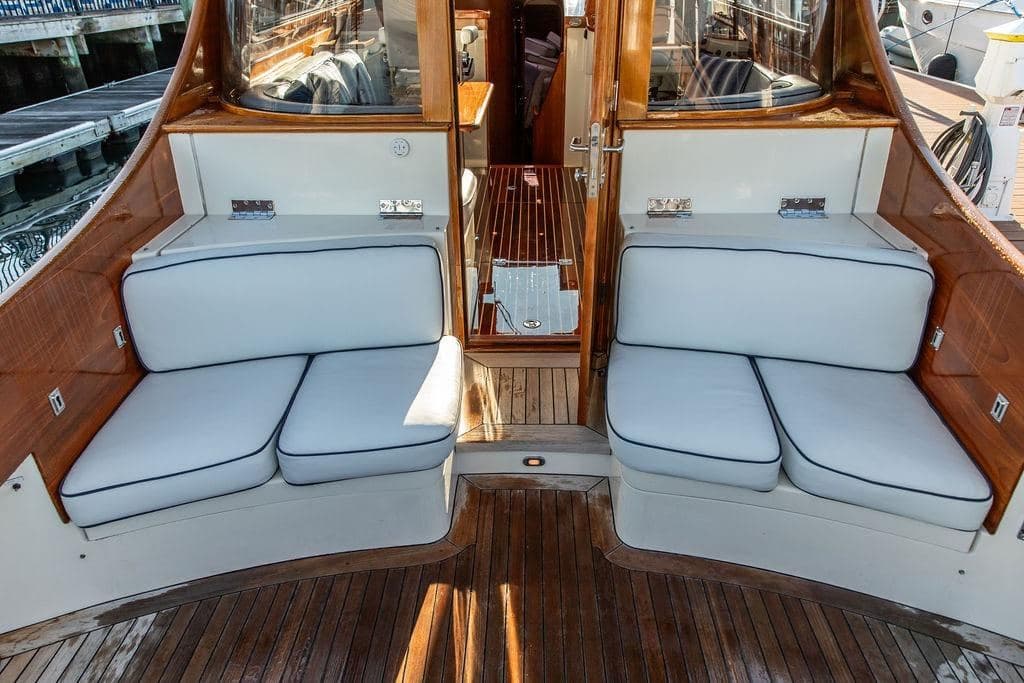 2005 Hinckley Talaria 44 MON AMOUR — photo 17