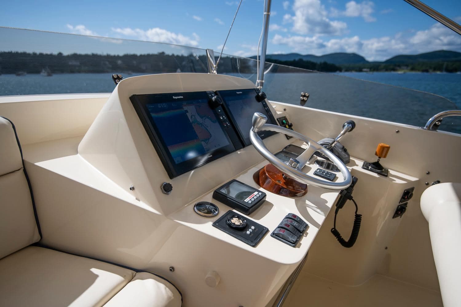 2006 Hinckley Talaria 44 Flybridge HALCYON — photo 20