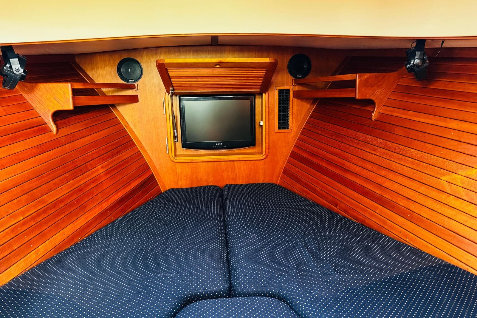 2012 Hinckley Picnic Boat 37 MKIII MAVERICK — photo 3