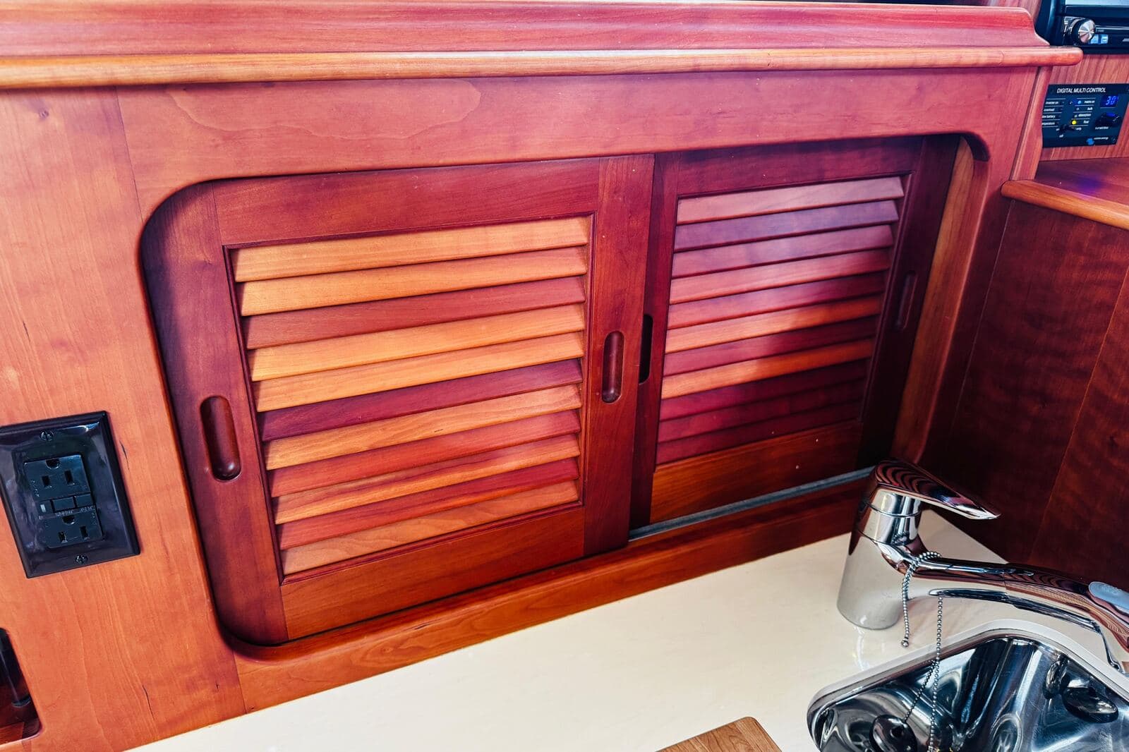 2012 Hinckley Picnic Boat 37 MKIII MAVERICK — photo 14