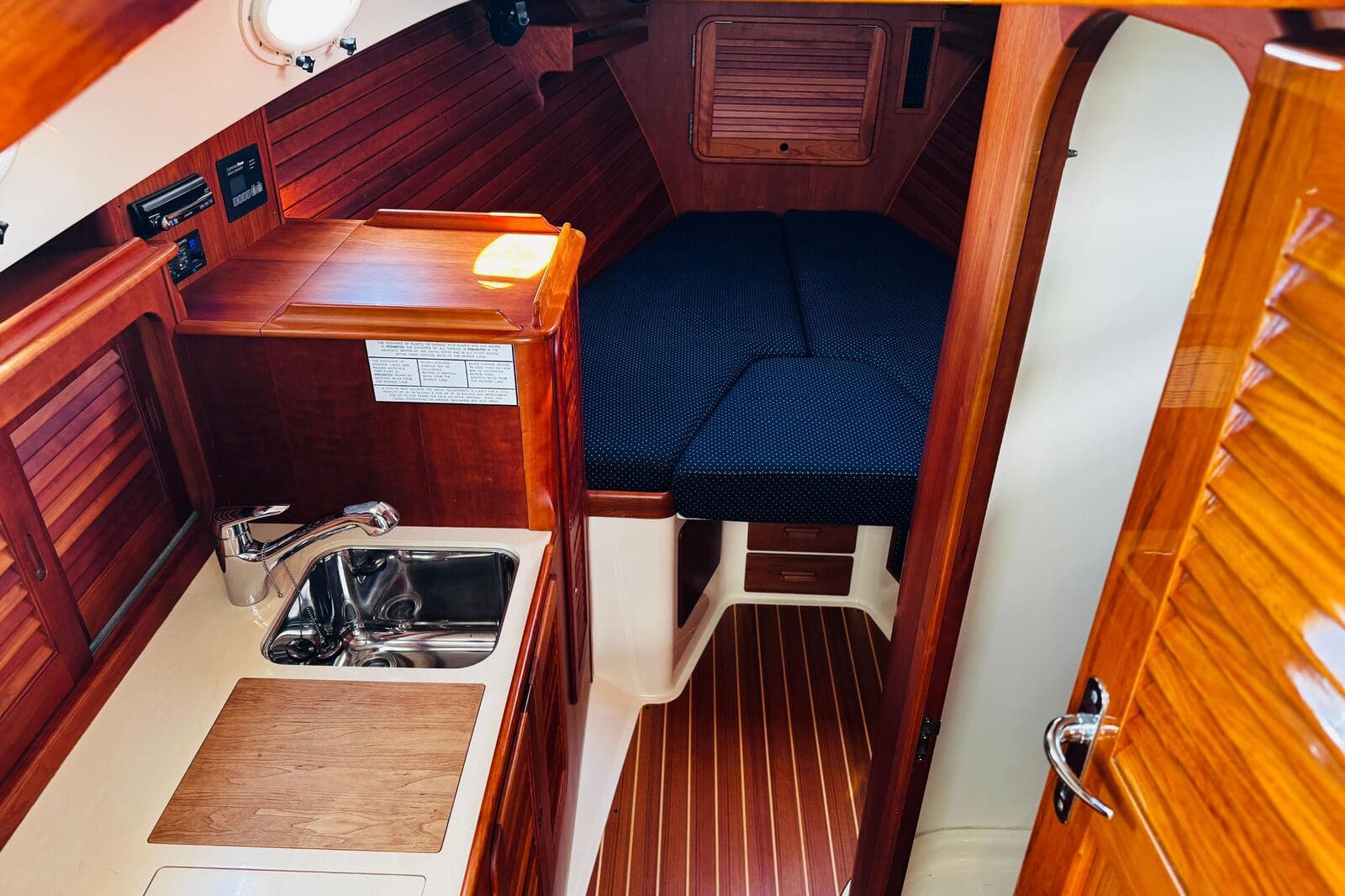 2012 Hinckley Picnic Boat 37 MKIII MAVERICK — photo 16
