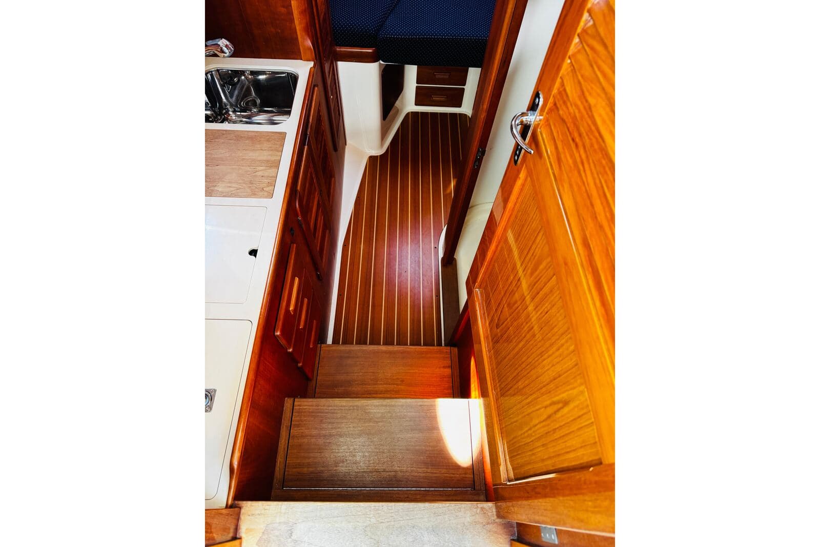 2012 Hinckley Picnic Boat 37 MKIII MAVERICK — photo 17
