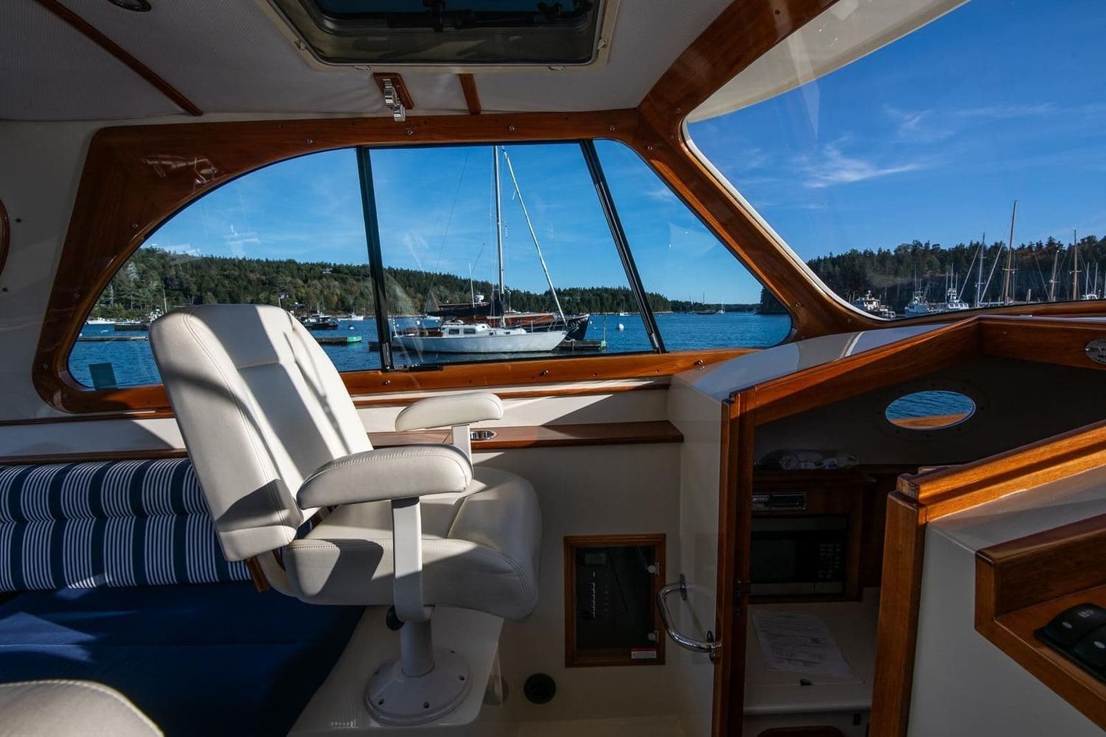 2013 Hinckley Talaria 34 GLORY — photo 15