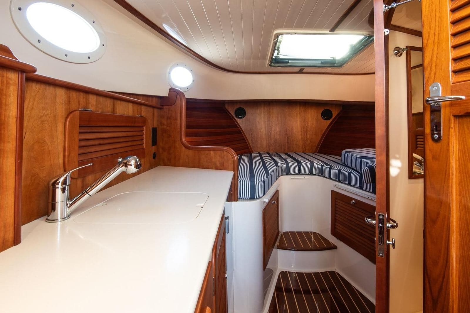2013 Hinckley Talaria 34 GLORY — photo 18