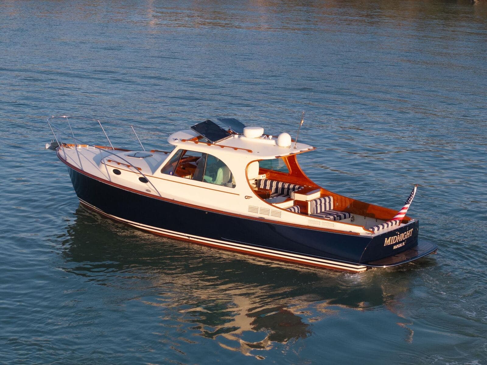 2014 Hinckley Picnic Boat 37 MKIII MIDNIGHT — photo 2