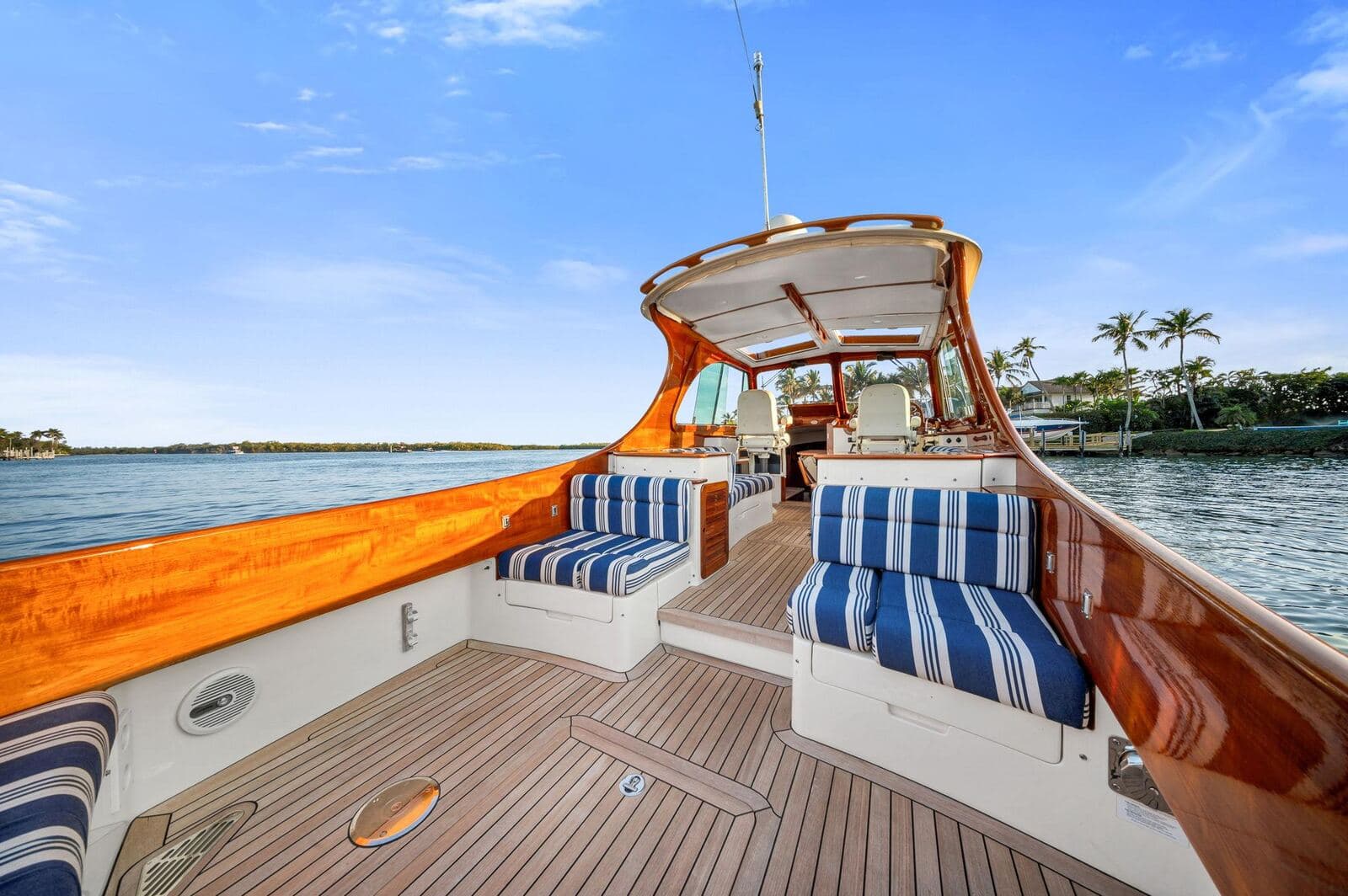 2014 Hinckley Picnic Boat 37 MKIII MIDNIGHT — photo 4