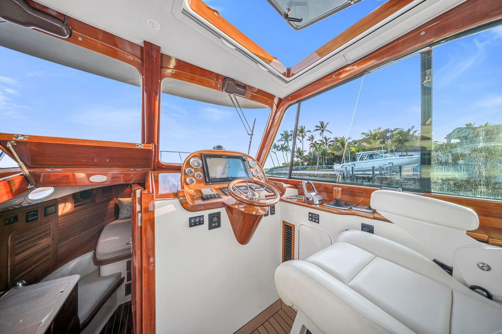 2014 Hinckley Picnic Boat 37 MKIII MIDNIGHT — photo 6