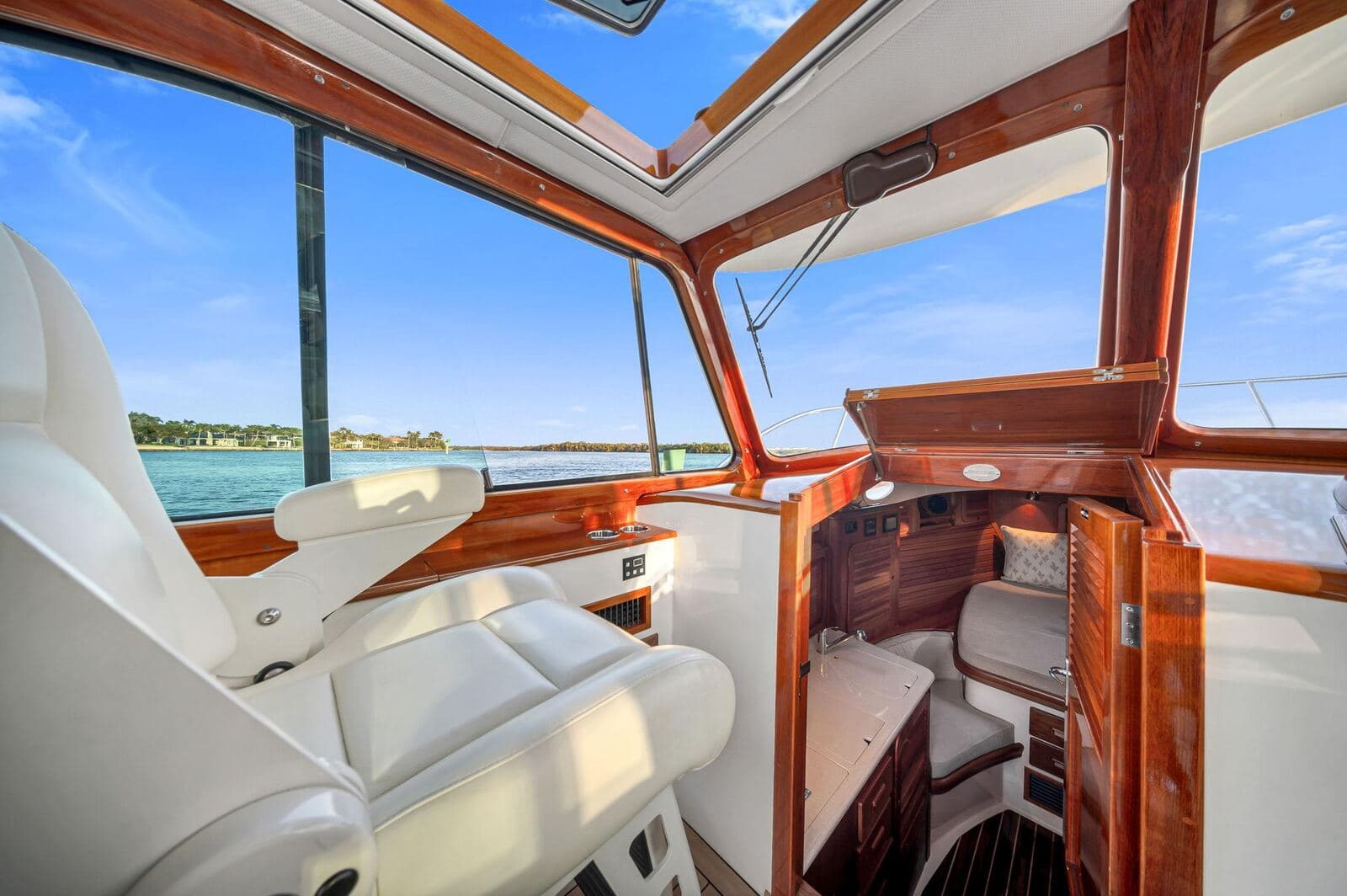 2014 Hinckley Picnic Boat 37 MKIII MIDNIGHT — photo 7