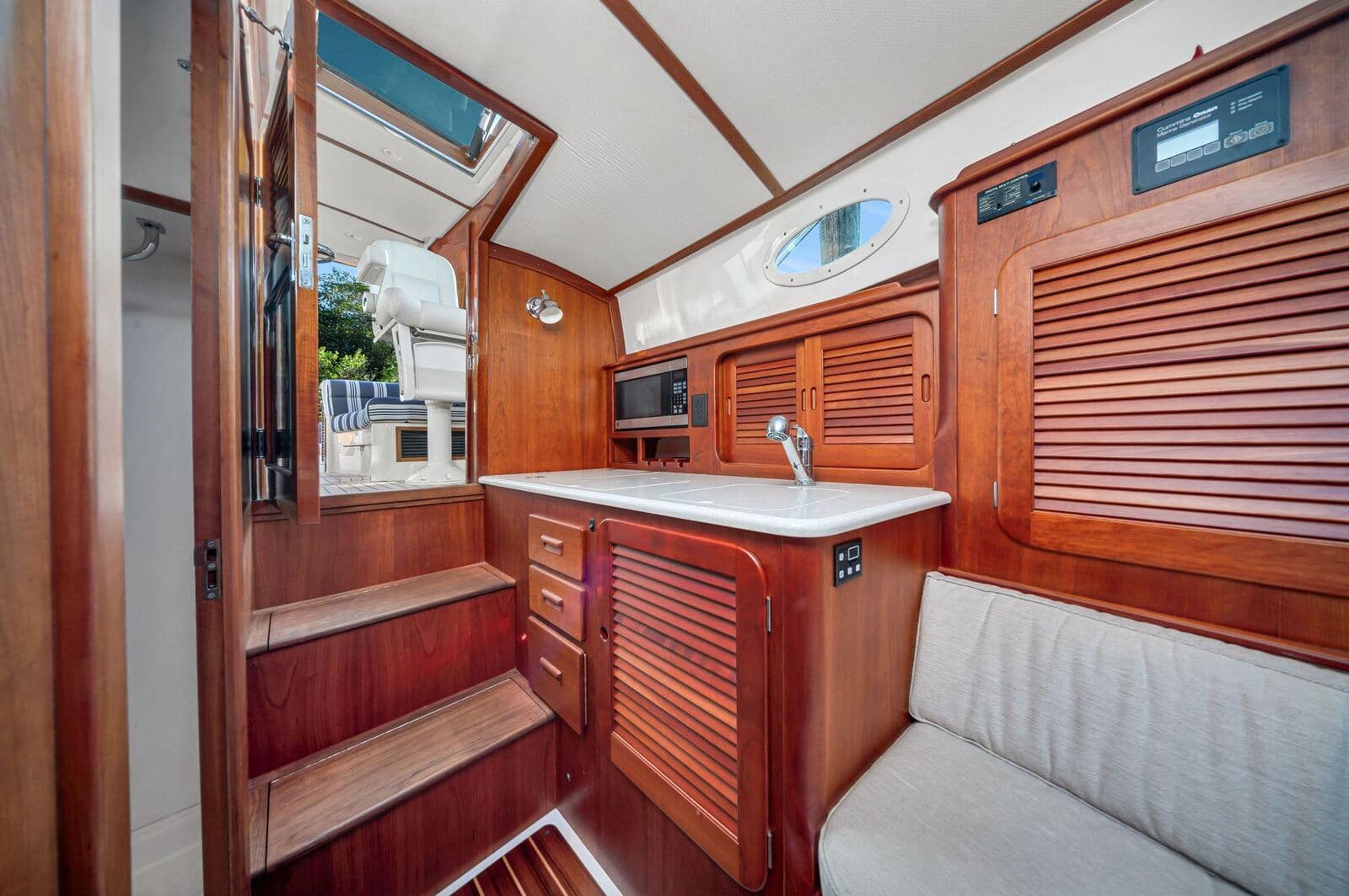 2014 Hinckley Picnic Boat 37 MKIII MIDNIGHT — photo 8