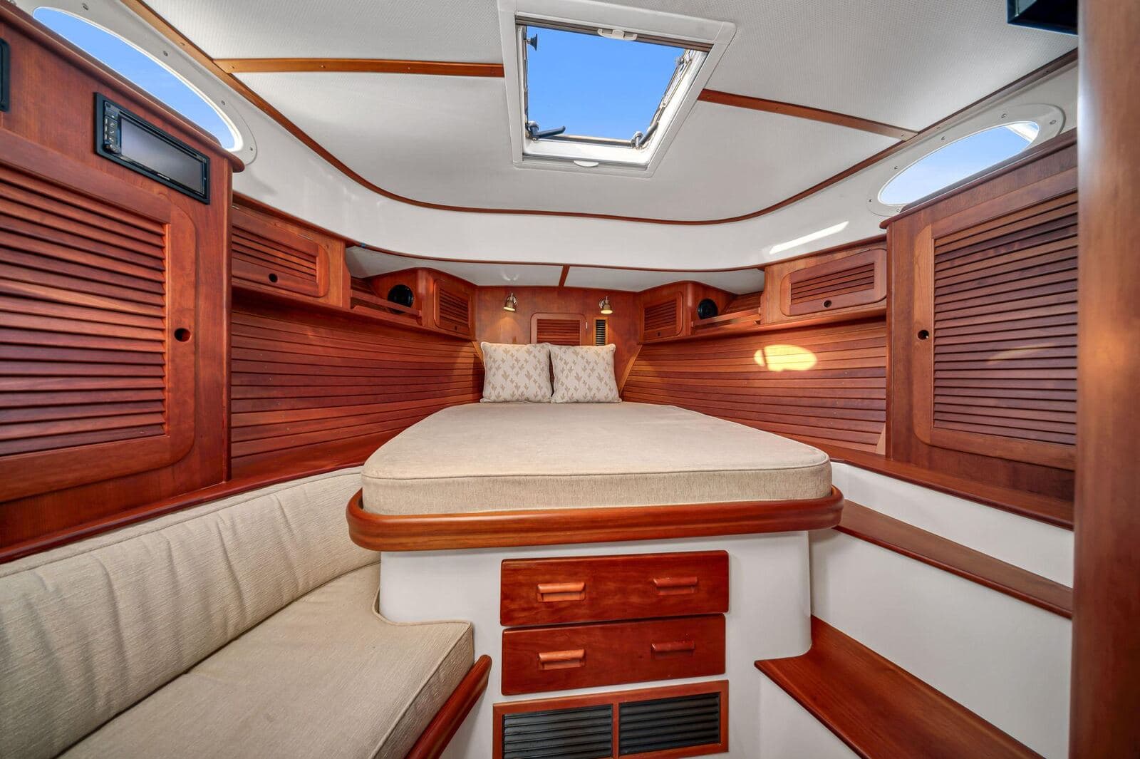 2014 Hinckley Picnic Boat 37 MKIII MIDNIGHT — photo 9