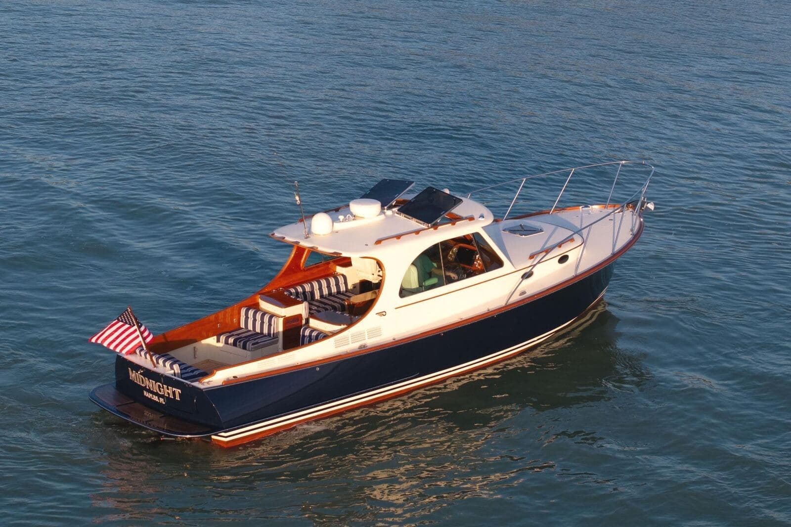 2014 Hinckley Picnic Boat 37 MKIII MIDNIGHT — photo 16