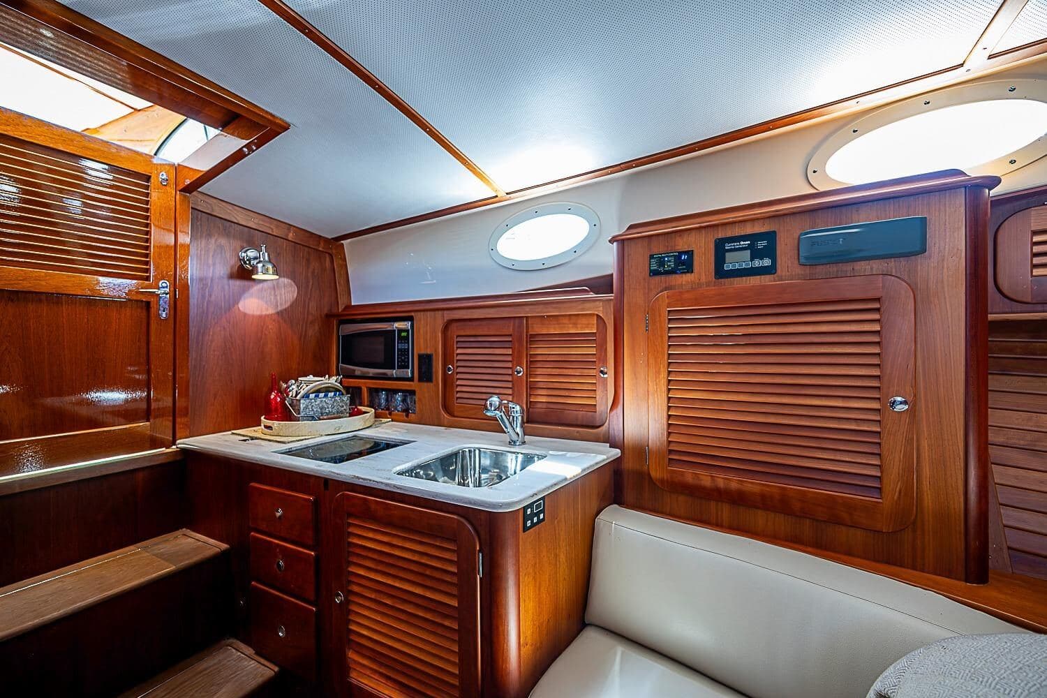 2016 Hinckley Picnic Boat 37 MKIII LADY B — photo 16