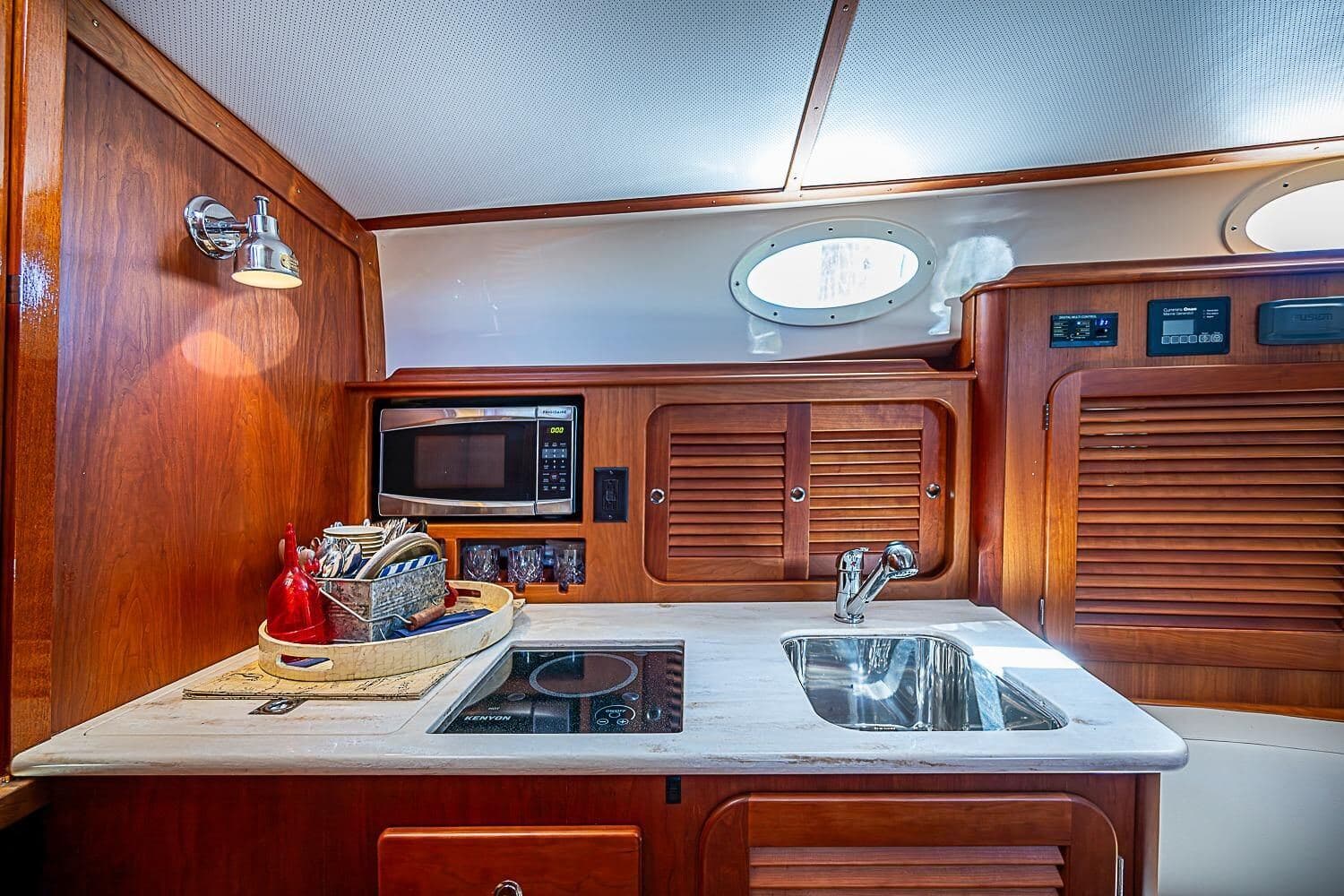 2016 Hinckley Picnic Boat 37 MKIII LADY B — photo 17