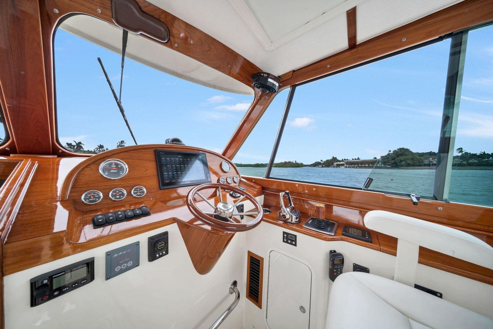 2019 Hinckley Picnic Boat 34 MKII SHE'S THE ONE — photo 7