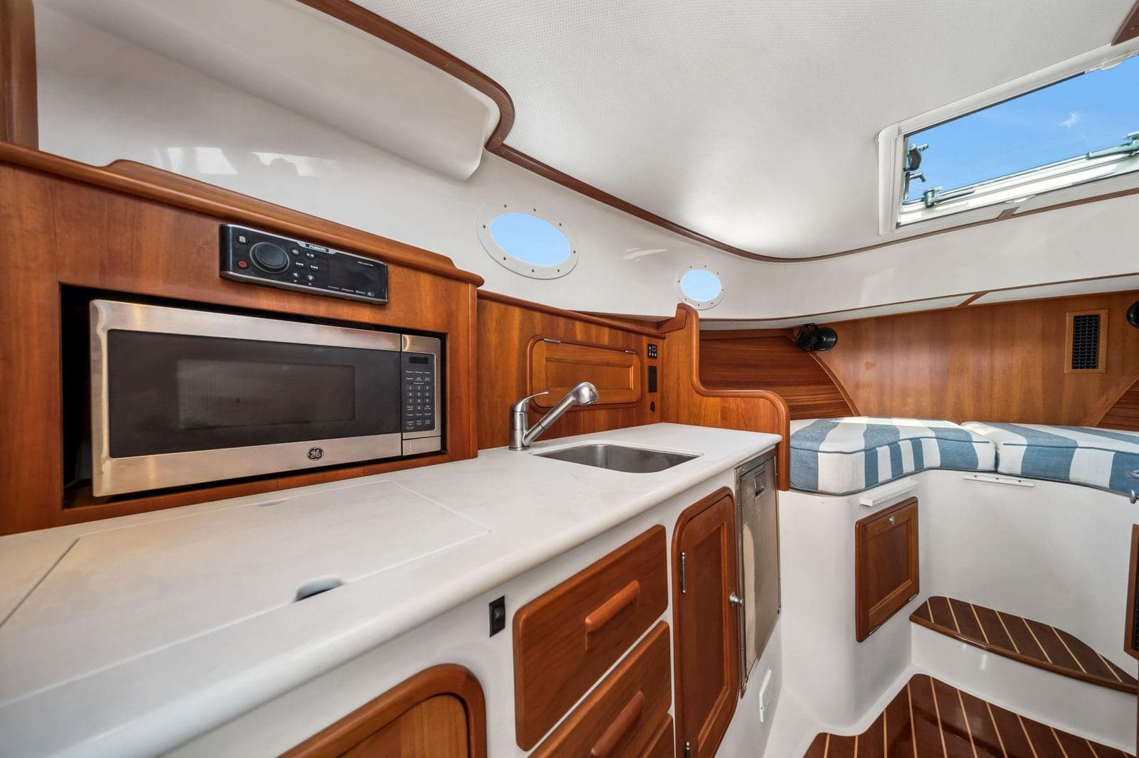 2019 Hinckley Picnic Boat 34 MKII SHE'S THE ONE — photo 8