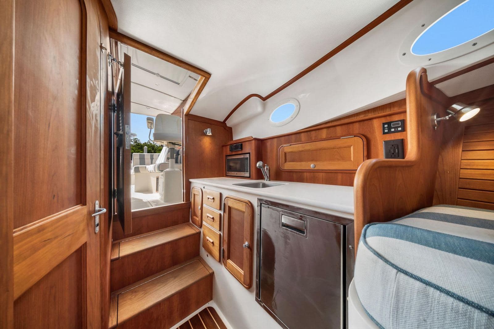 2019 Hinckley Picnic Boat 34 MKII SHE'S THE ONE — photo 10