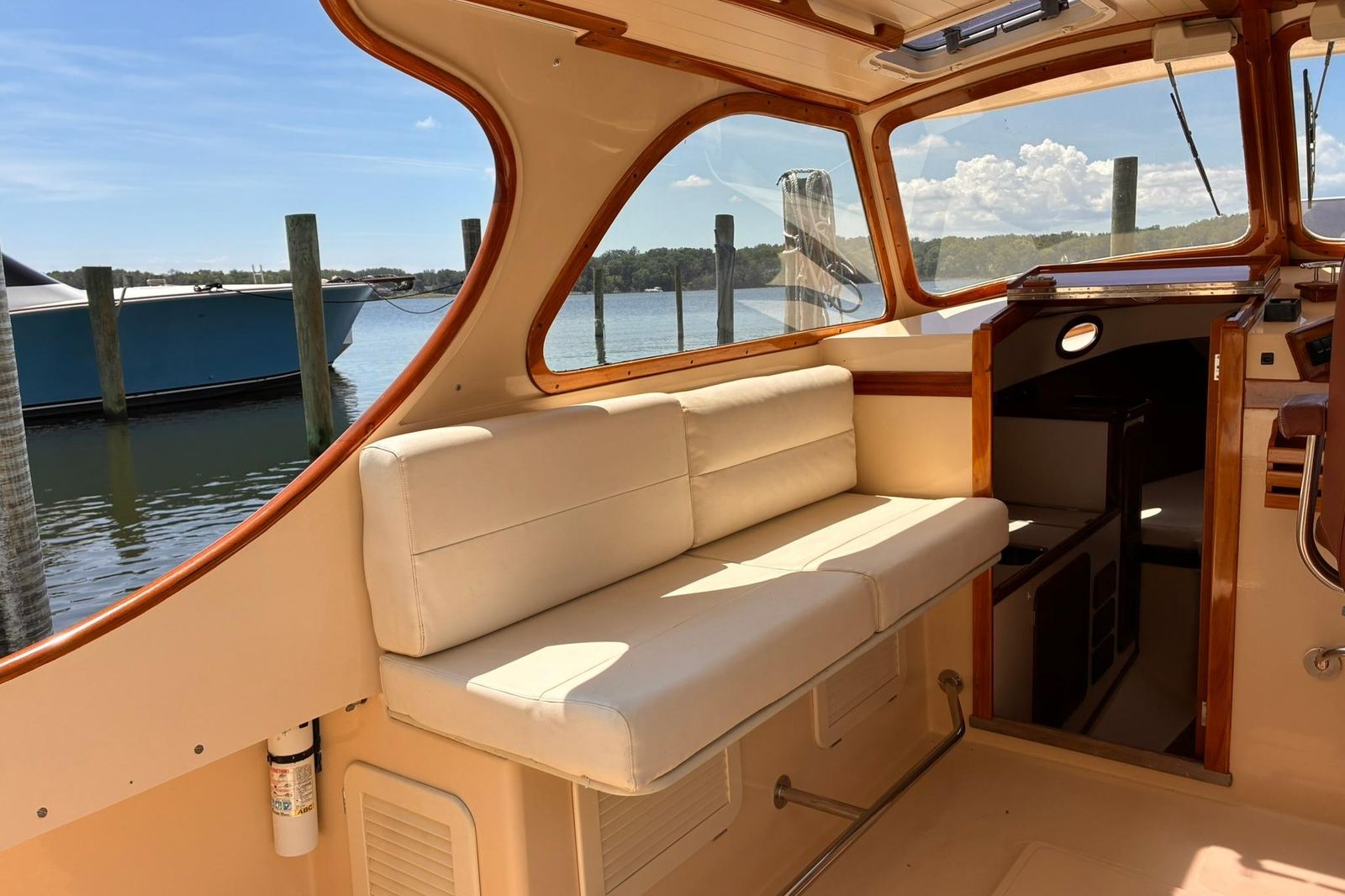 1995 Hinckley Picnic Boat 36 Classic BLUE MOON — photo 4