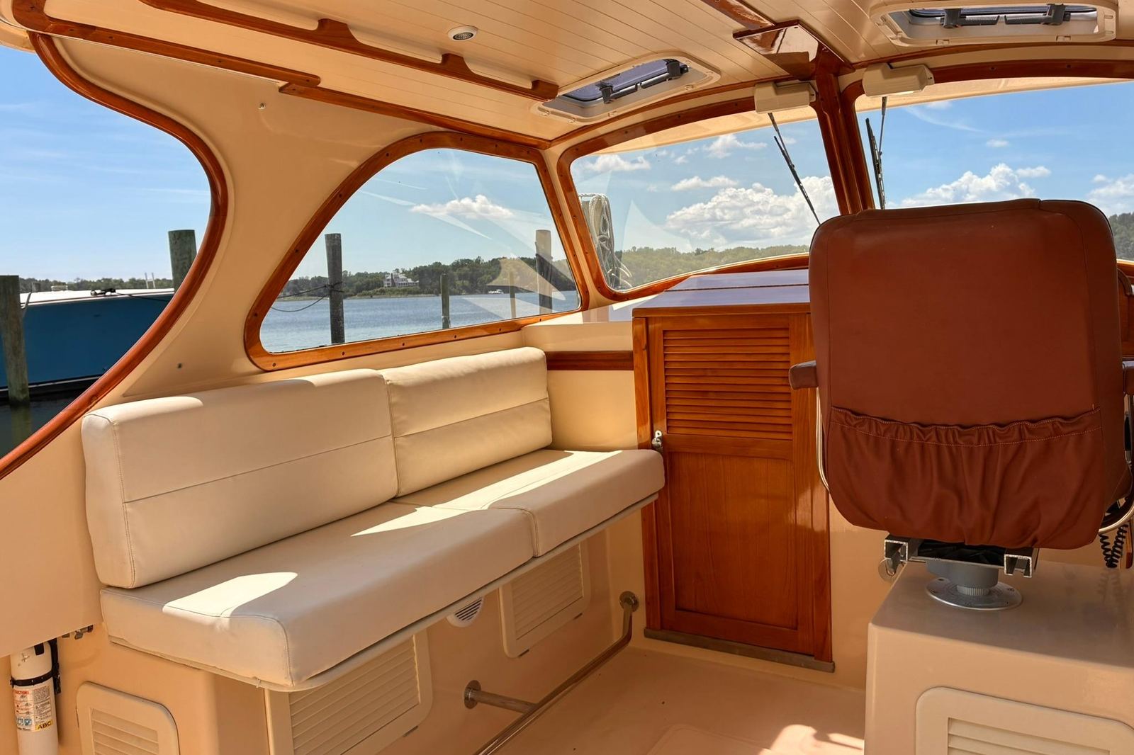 1995 Hinckley Picnic Boat 36 Classic BLUE MOON — photo 6