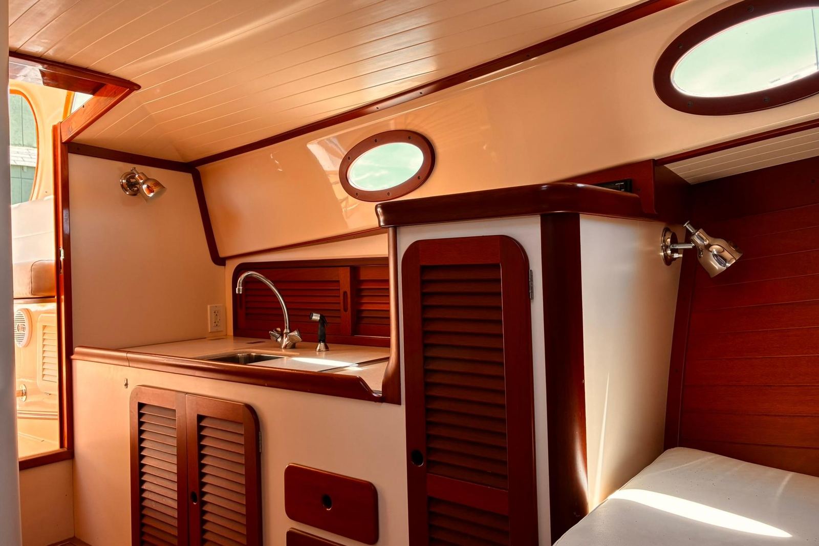 1995 Hinckley Picnic Boat 36 Classic BLUE MOON — photo 11