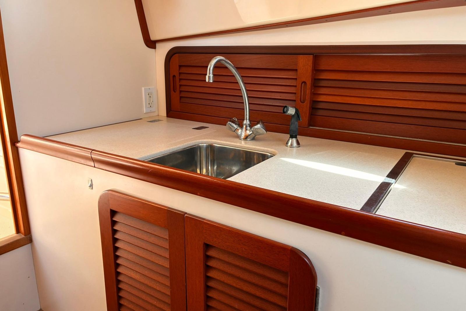 1995 Hinckley Picnic Boat 36 Classic BLUE MOON — photo 13
