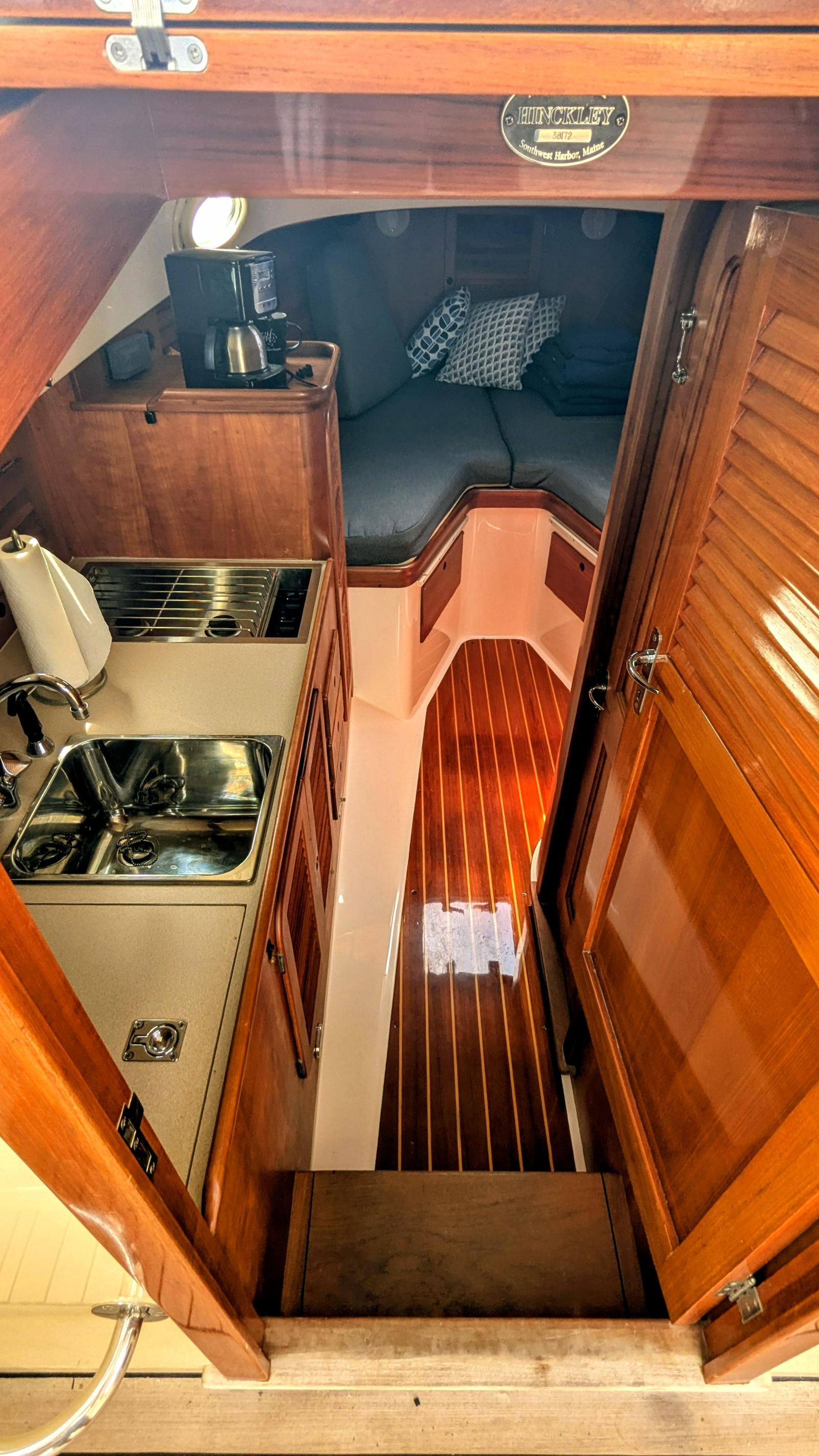 2000 Hinckley Picnic Boat 36 Classic LUNA — photo 7