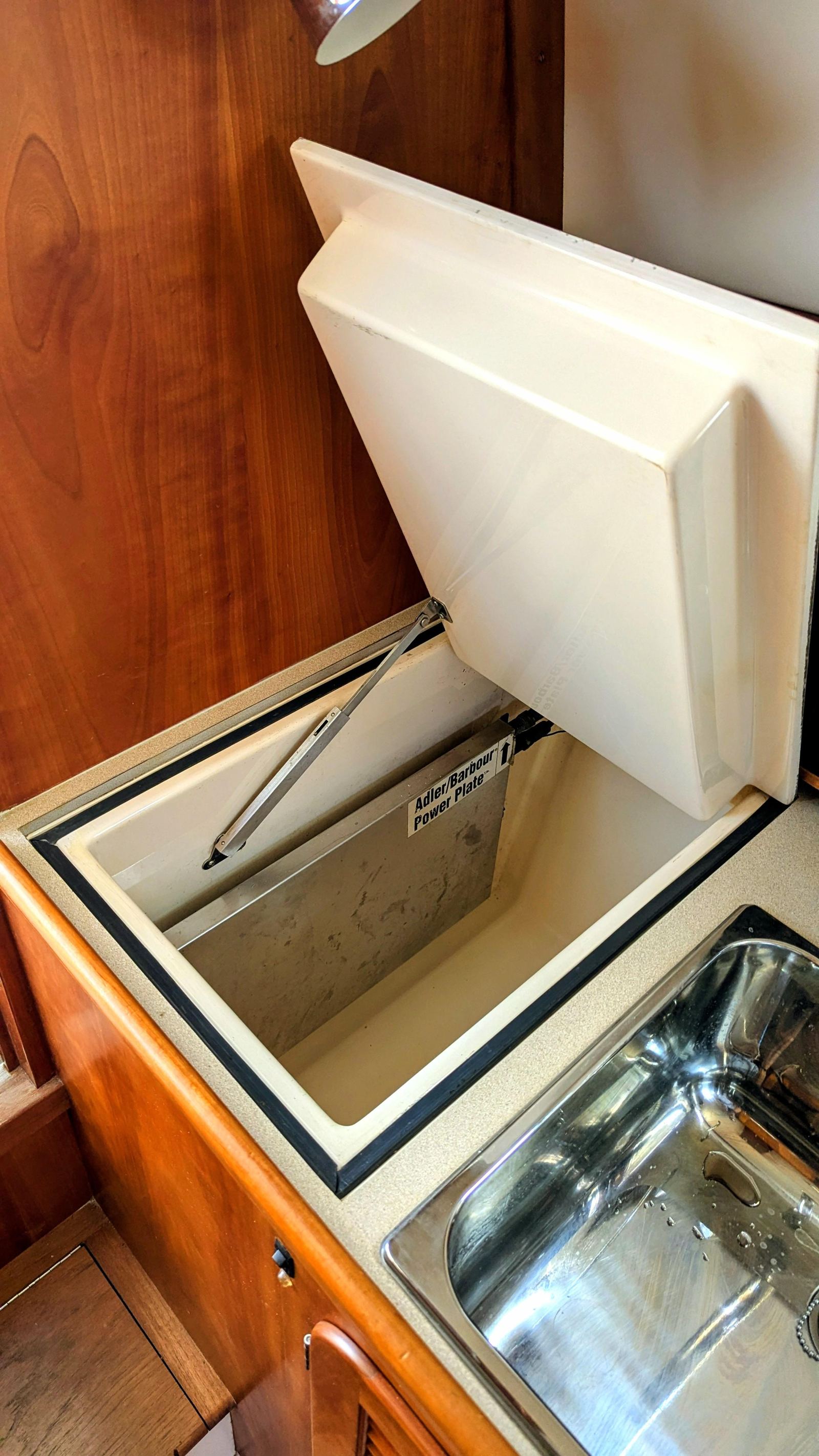 2000 Hinckley Picnic Boat 36 Classic LUNA — photo 9