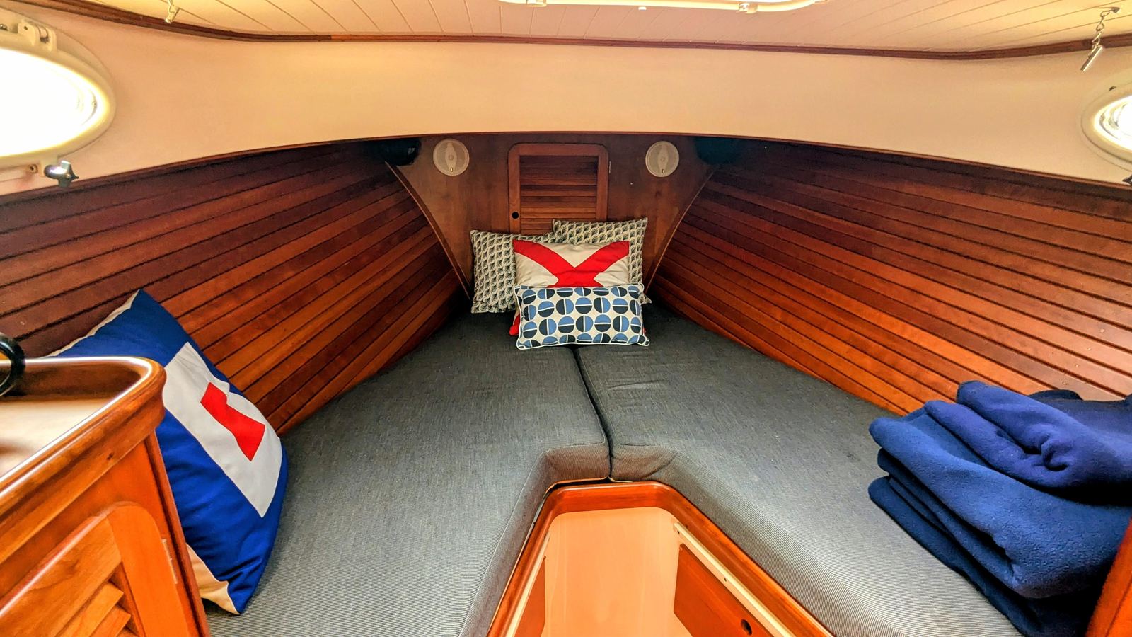 2000 Hinckley Picnic Boat 36 Classic LUNA — photo 10