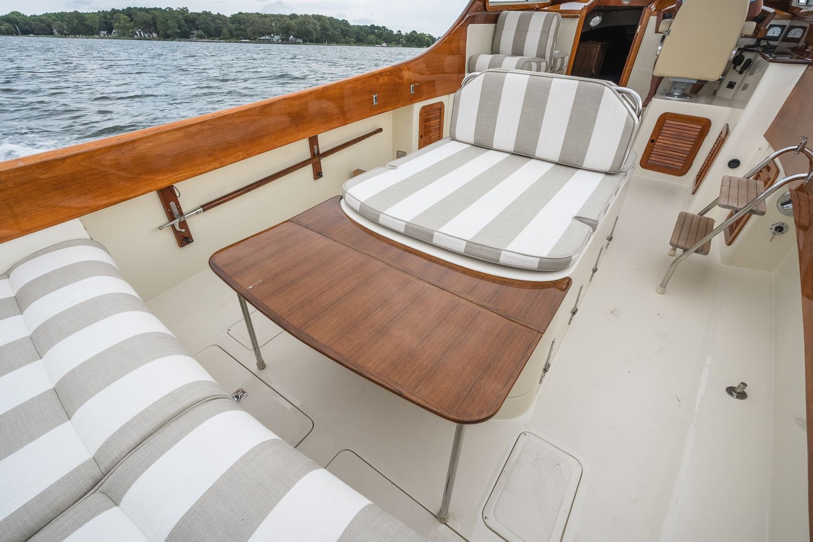 2000 Hinckley Picnic Boat 36 Classic NO NAME — photo 9