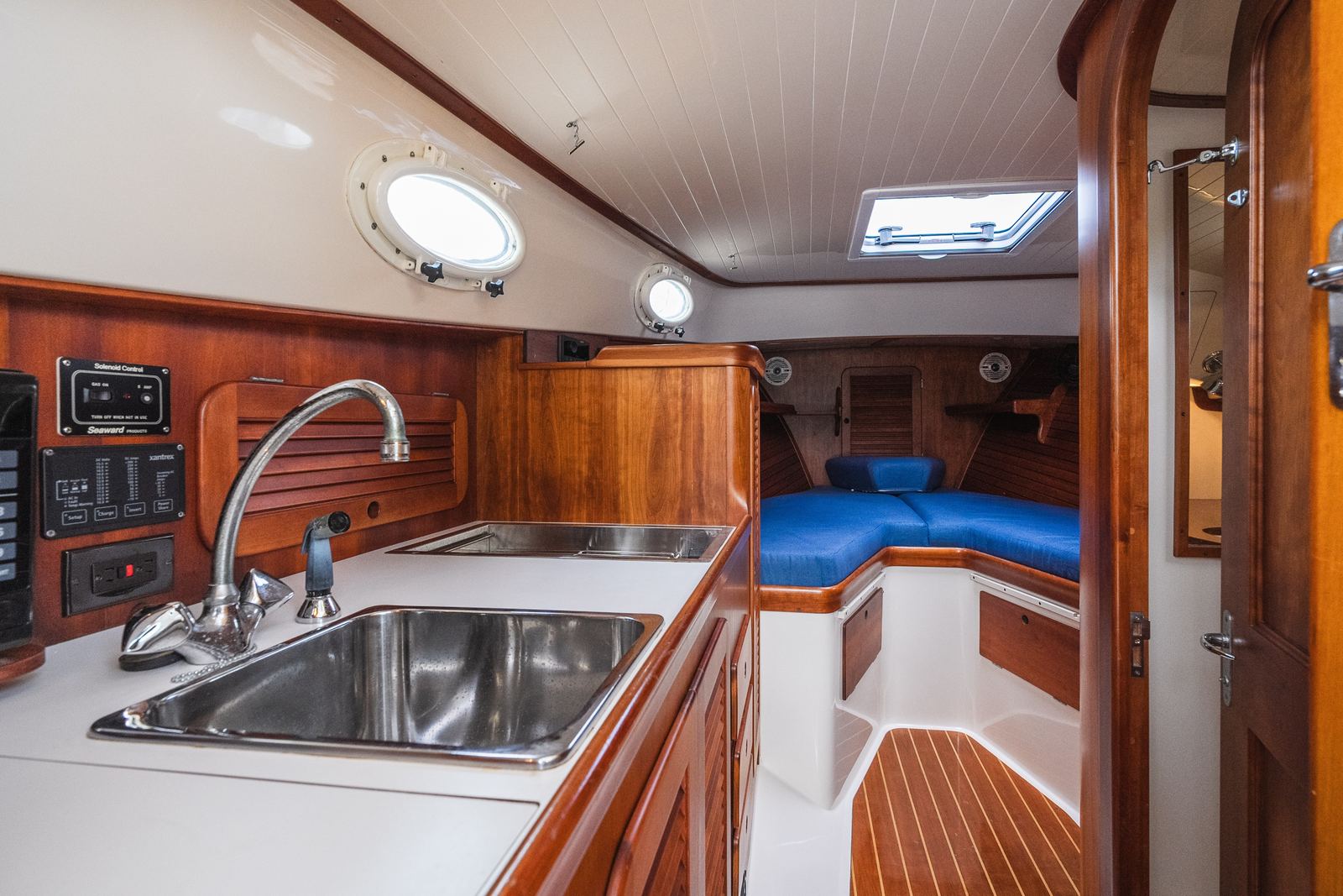 2000 Hinckley Picnic Boat 36 Classic NO NAME — photo 17