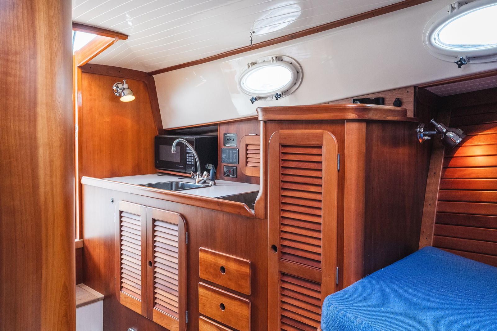 2000 Hinckley Picnic Boat 36 Classic NO NAME — photo 18