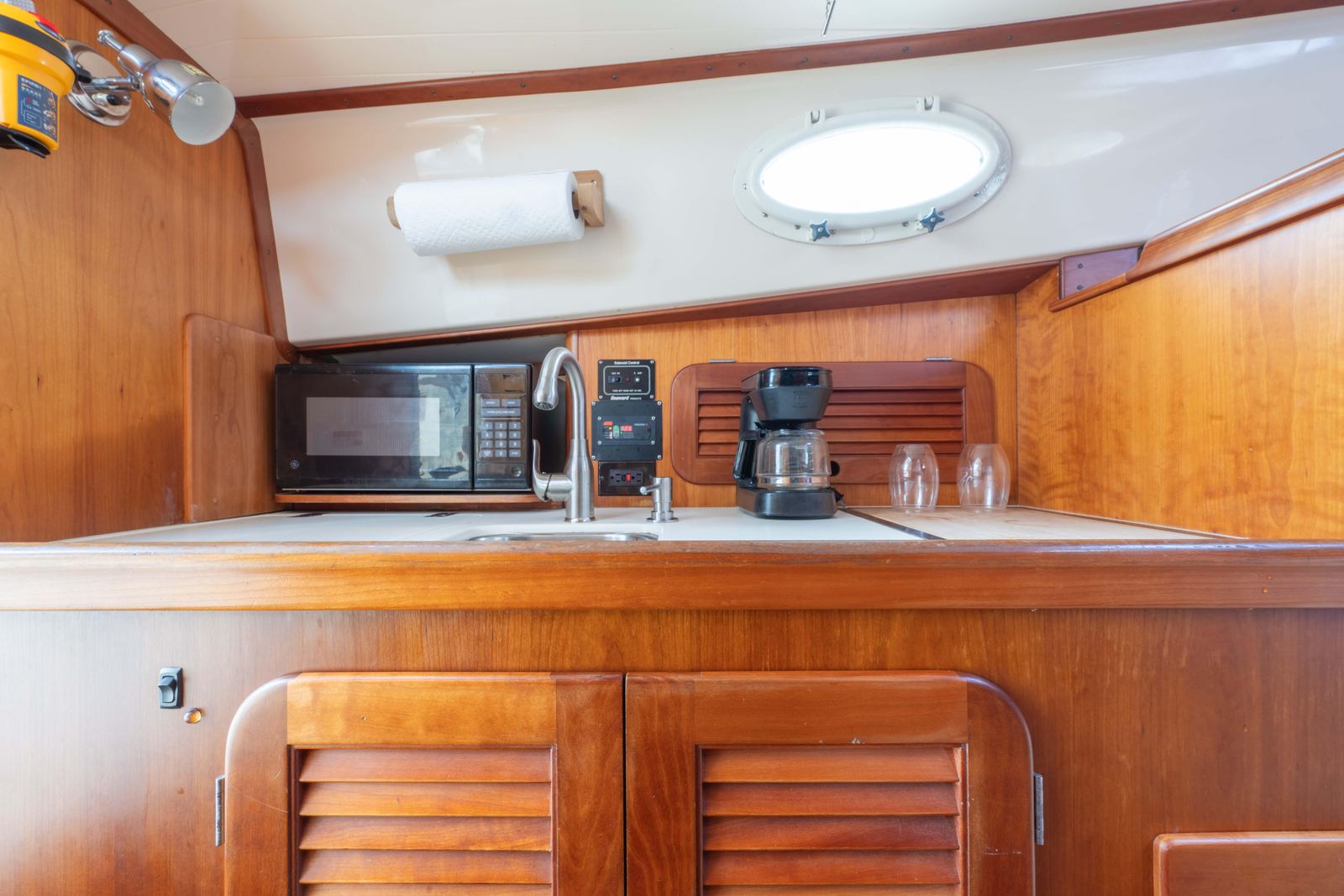2000 Hinckley Picnic Boat 36 Classic WHIMBREL — photo 15