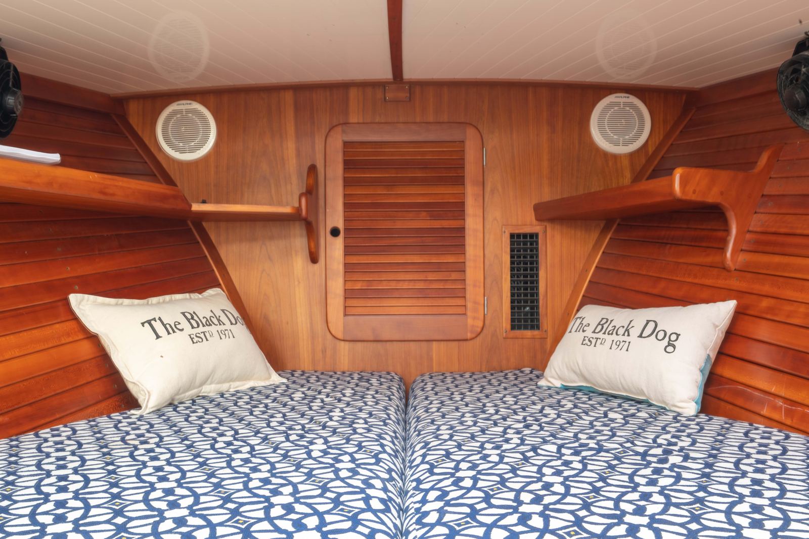 2000 Hinckley Picnic Boat 36 Classic WHIMBREL — photo 17
