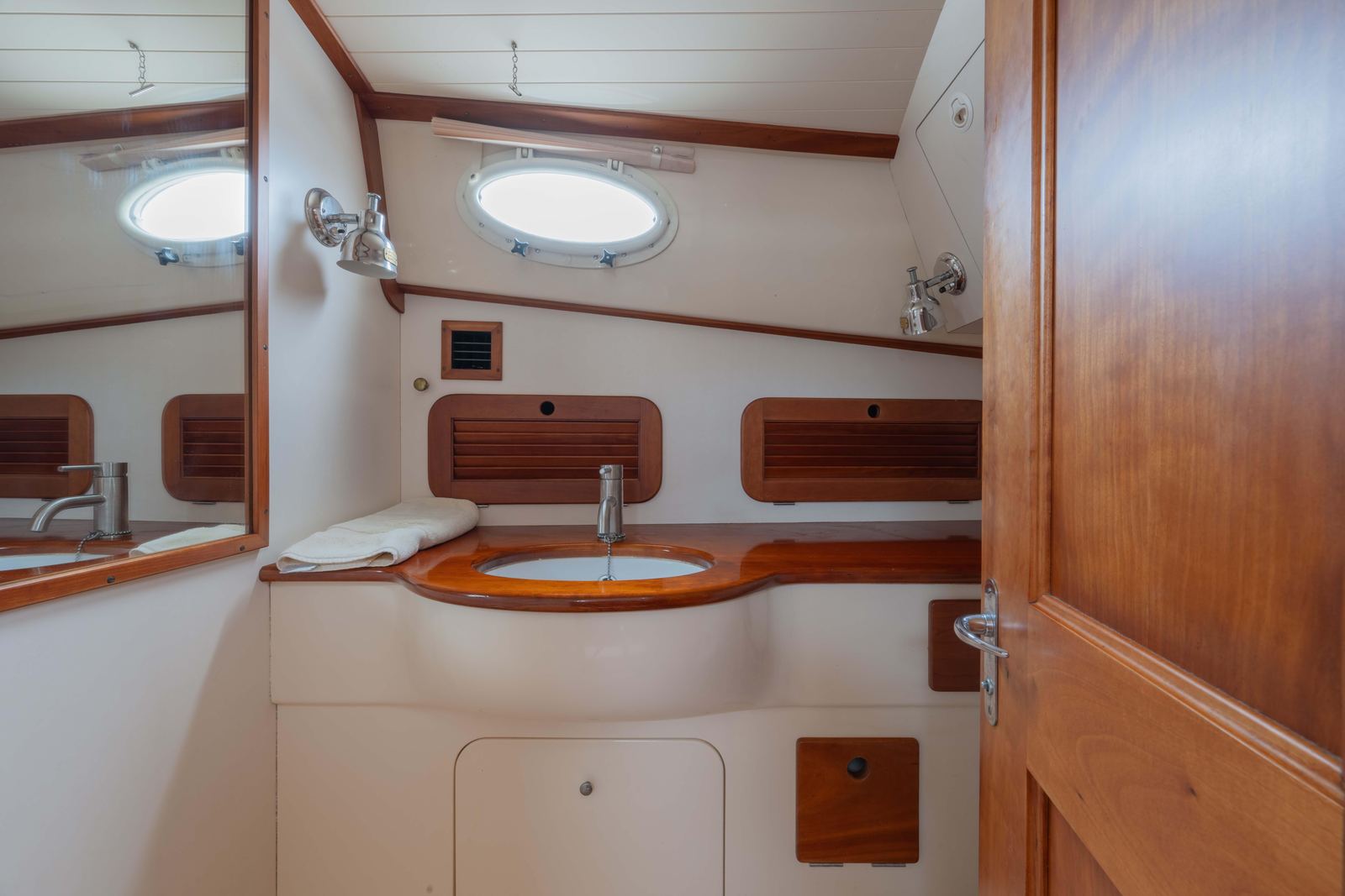 2000 Hinckley Picnic Boat 36 Classic WHIMBREL — photo 18
