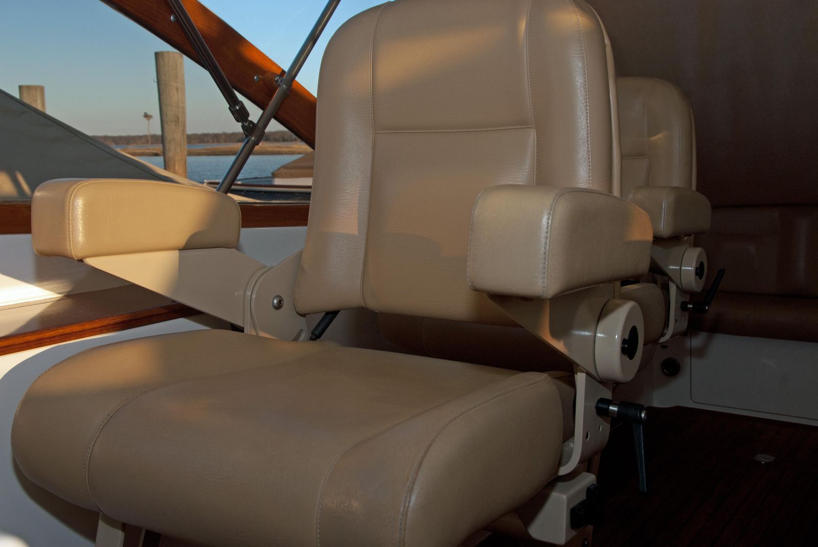 2002 CH Marine Shelter Island Runabout 38 VELOCITY — photo 12