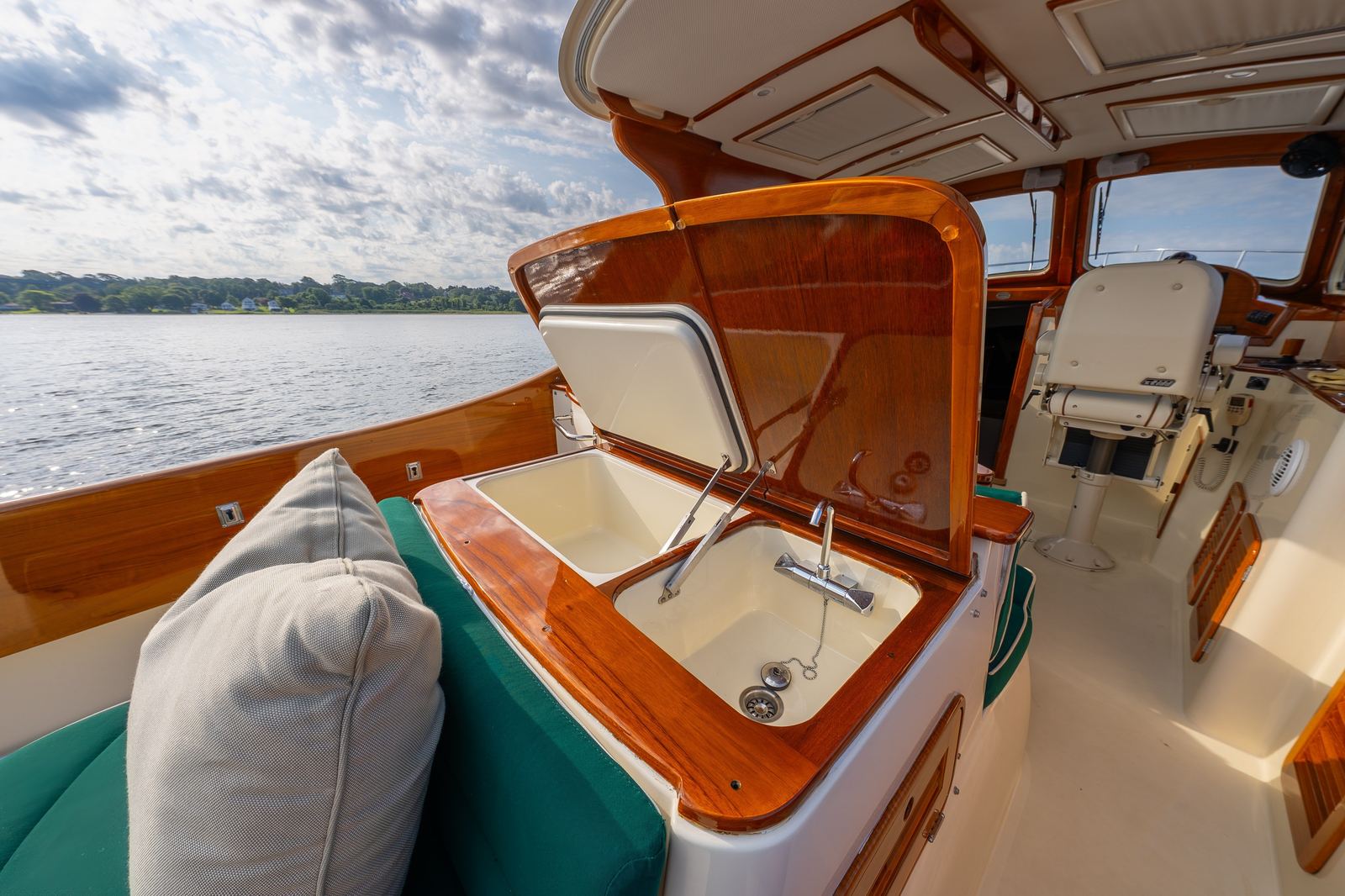 2007 Hinckley Picnic Boat 36 EP RAVEN — photo 15