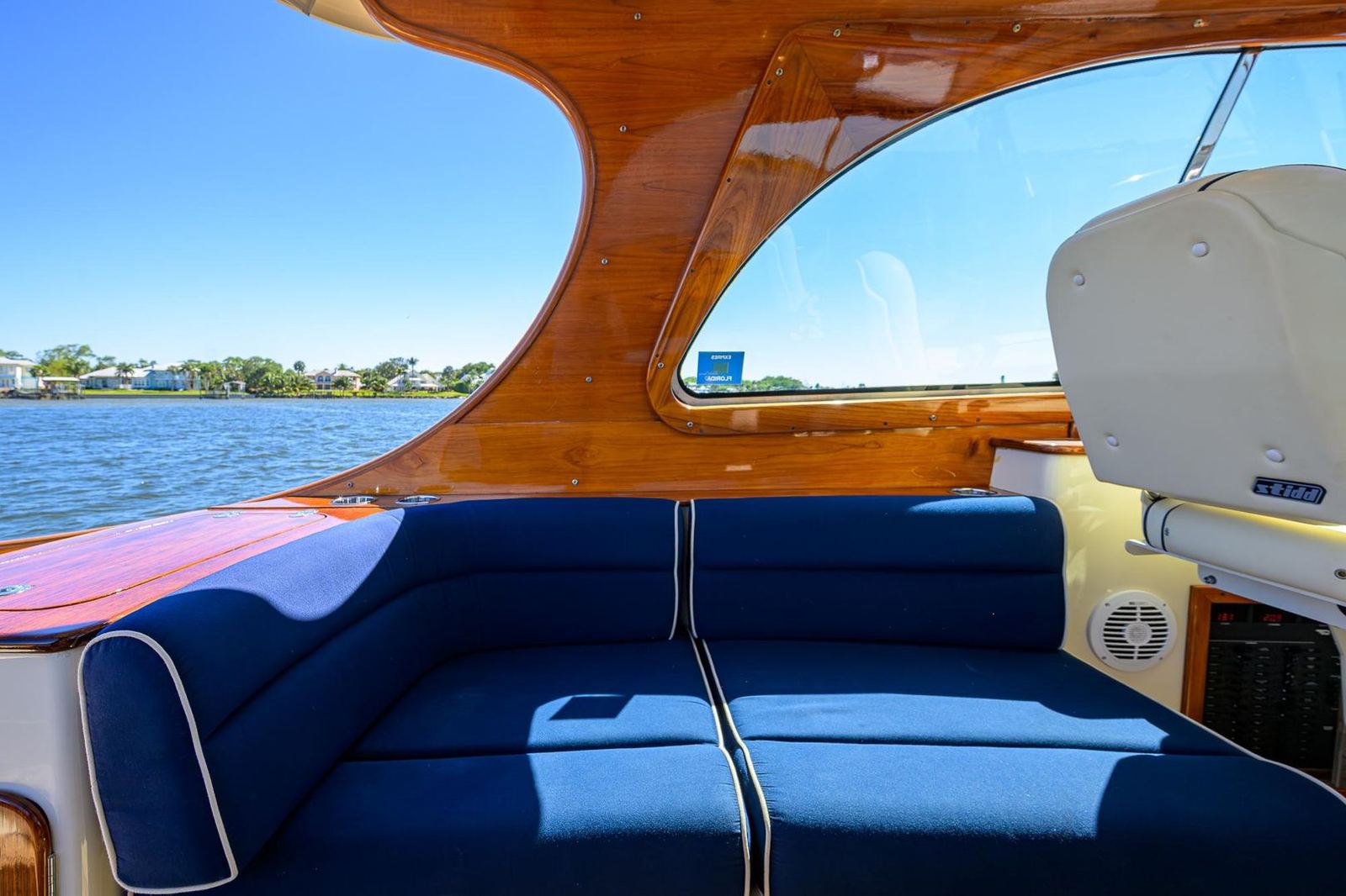 2010 Hinckley Picnic Boat 37 MKIII CARA MIA — photo 10