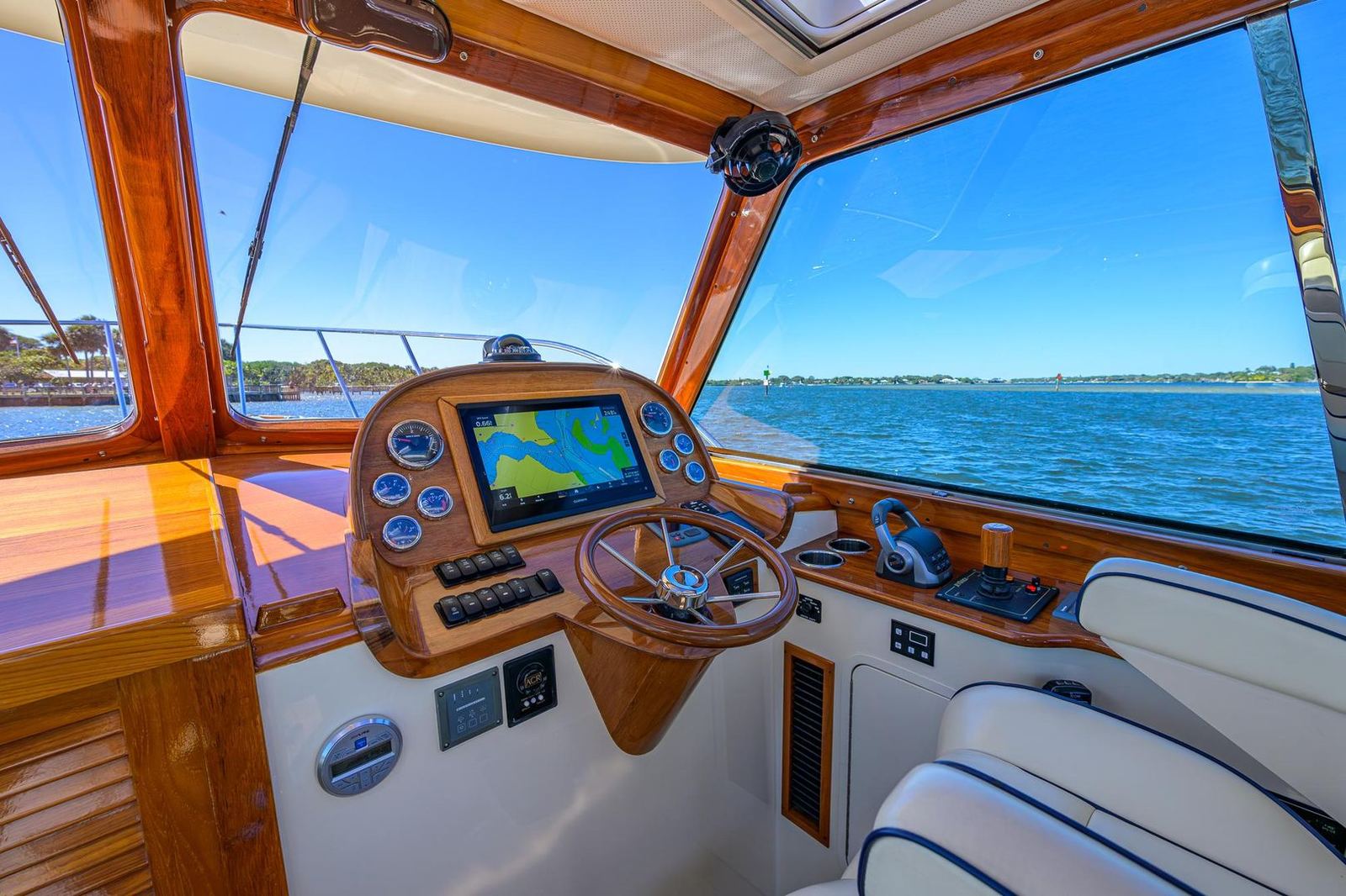 2010 Hinckley Picnic Boat 37 MKIII CARA MIA — photo 12