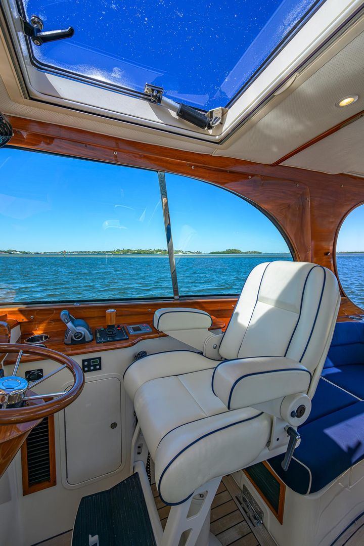 2010 Hinckley Picnic Boat 37 MKIII CARA MIA — photo 14