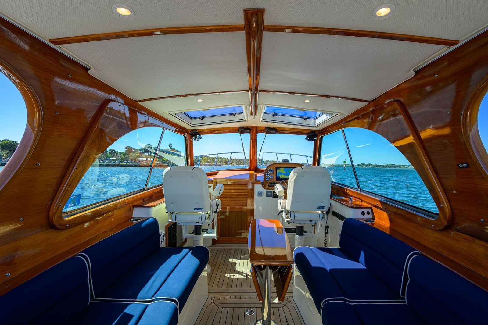2010 Hinckley Picnic Boat 37 MKIII CARA MIA — photo 16