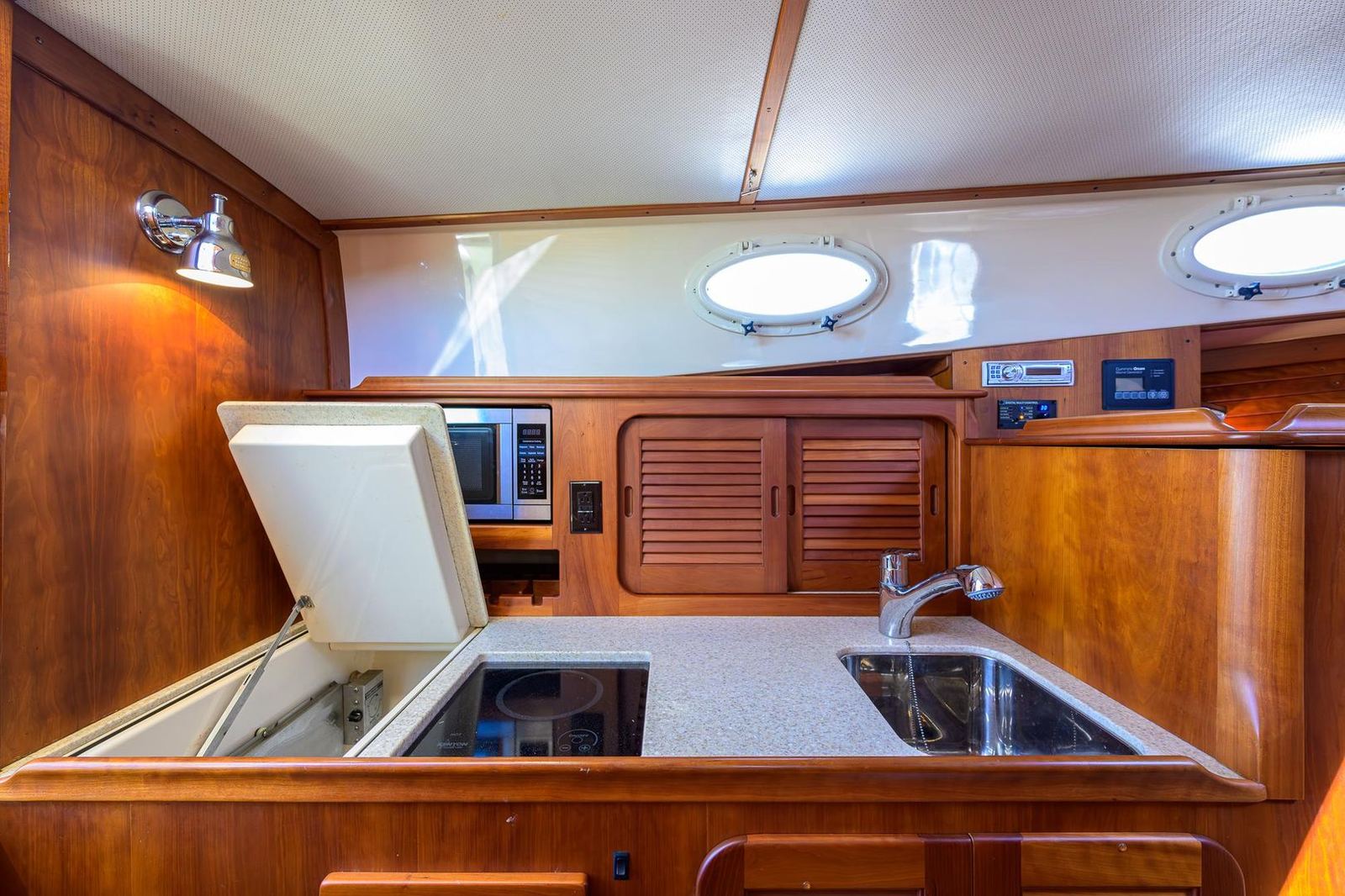 2010 Hinckley Picnic Boat 37 MKIII CARA MIA — photo 18