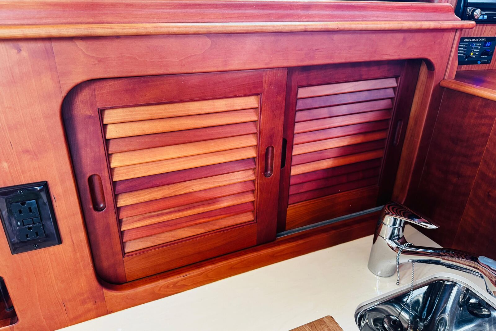 2012 Hinckley Picnic Boat 37 MKIII MAVERICK — photo 14