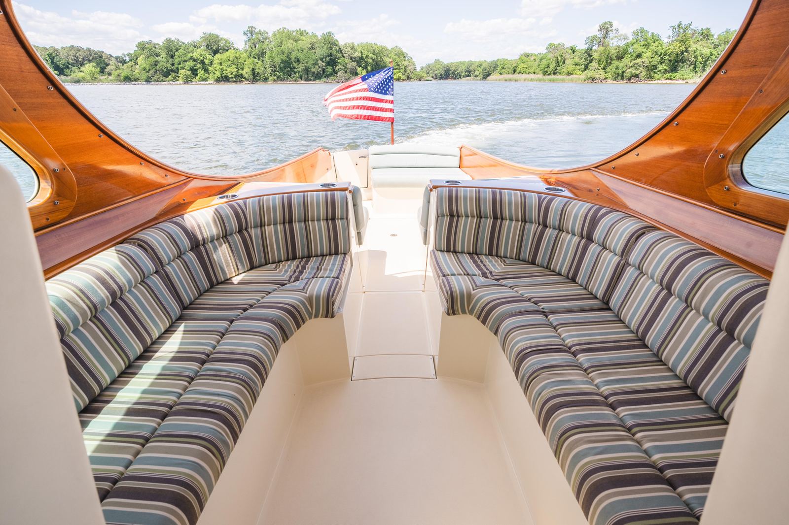2013 Hinckley Talaria 34 CATS & DOGS — photo 18