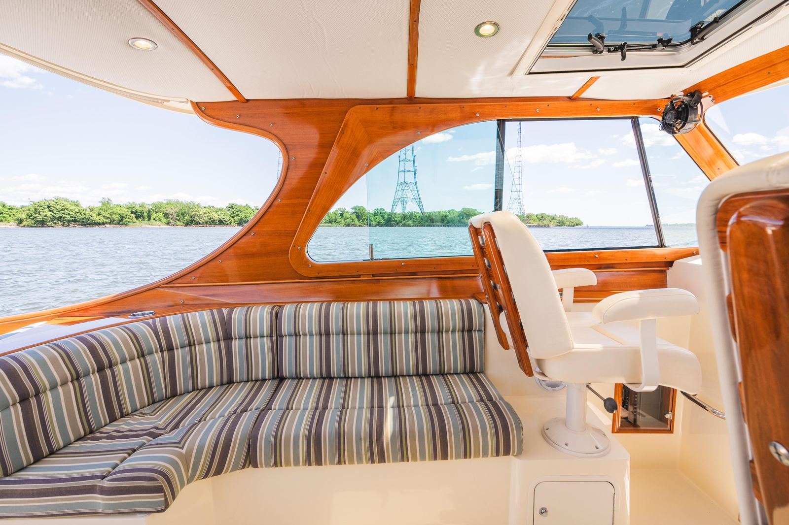 2013 Hinckley Talaria 34 CATS & DOGS — photo 19