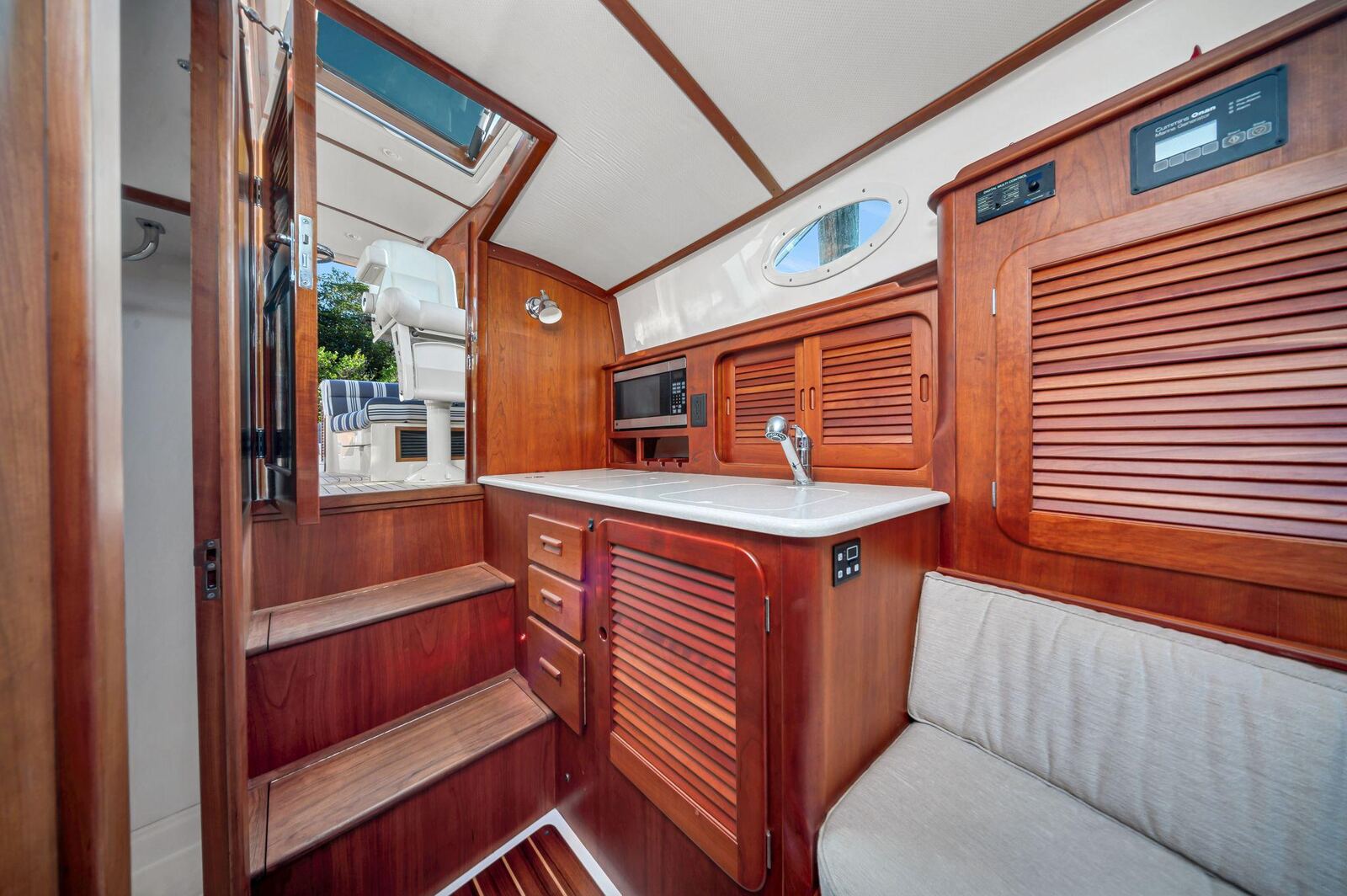 2014 Hinckley Picnic Boat 37 MKIII MIDNIGHT — photo 8