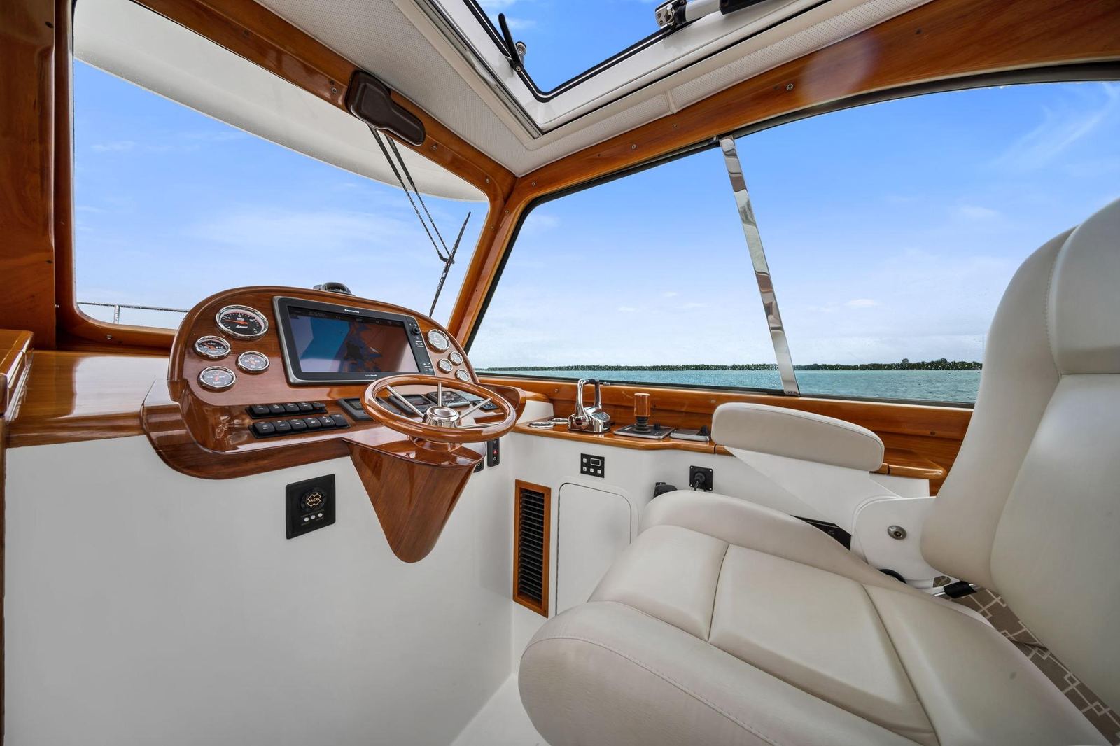 2014 Hinckley Picnic Boat 37 MKIII RAMBLER II — photo 10