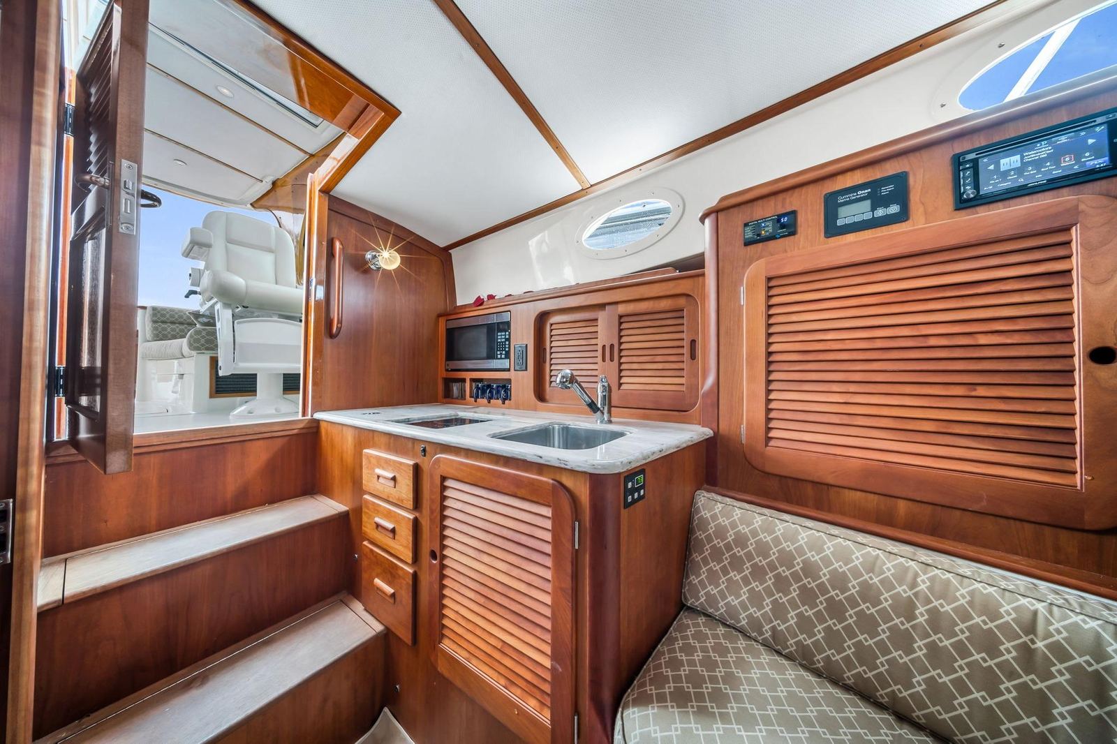 2014 Hinckley Picnic Boat 37 MKIII RAMBLER II — photo 16