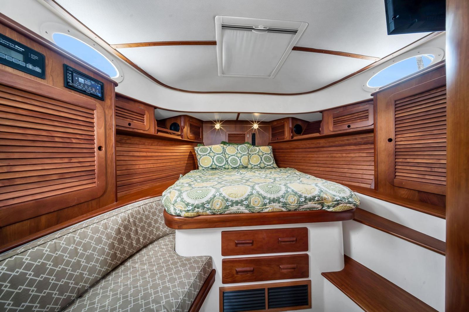 2014 Hinckley Picnic Boat 37 MKIII RAMBLER II — photo 19